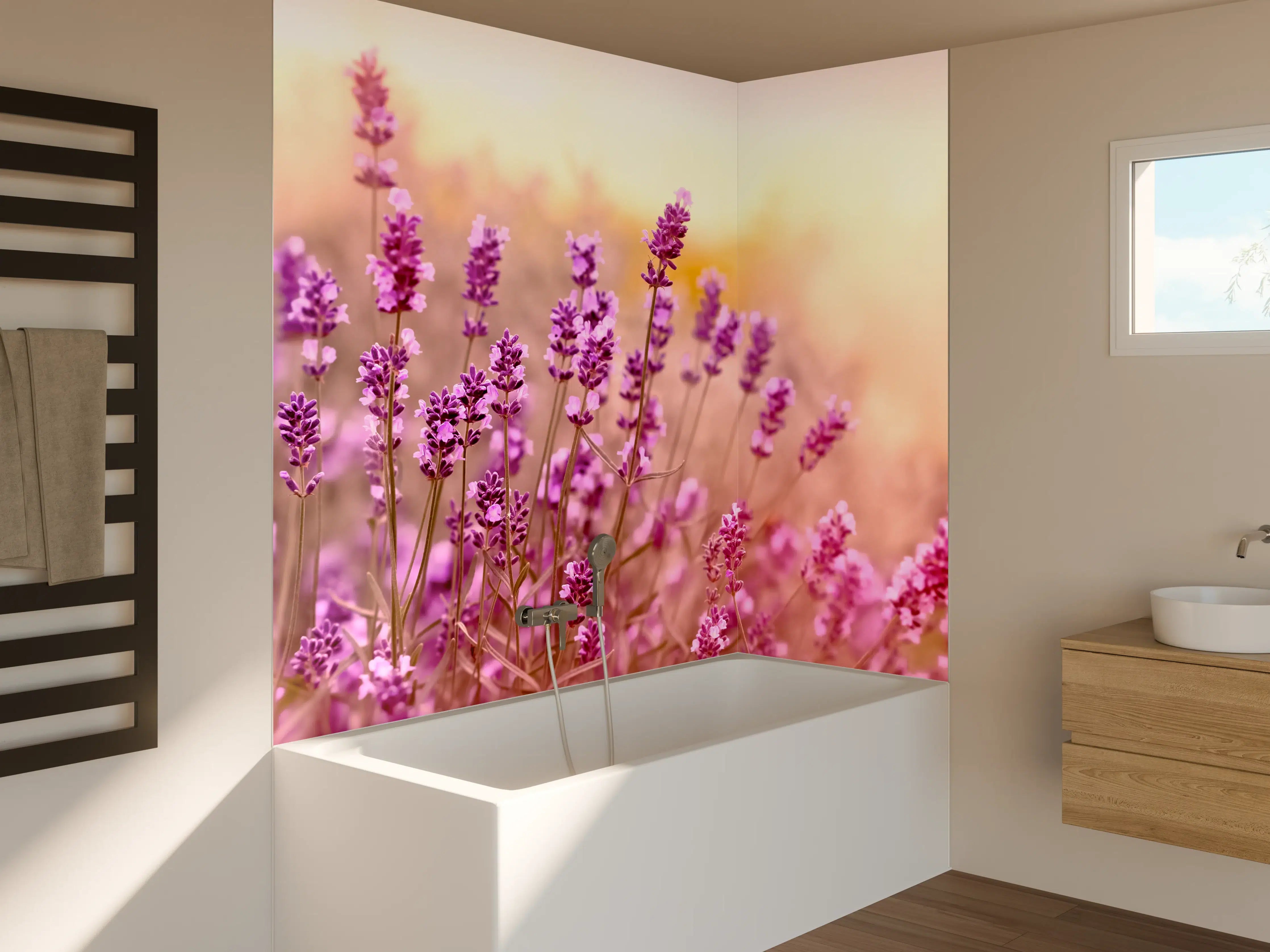 Badewannen-Rückwand - Weicher und selektiver Fokus auf Lavendelblüte