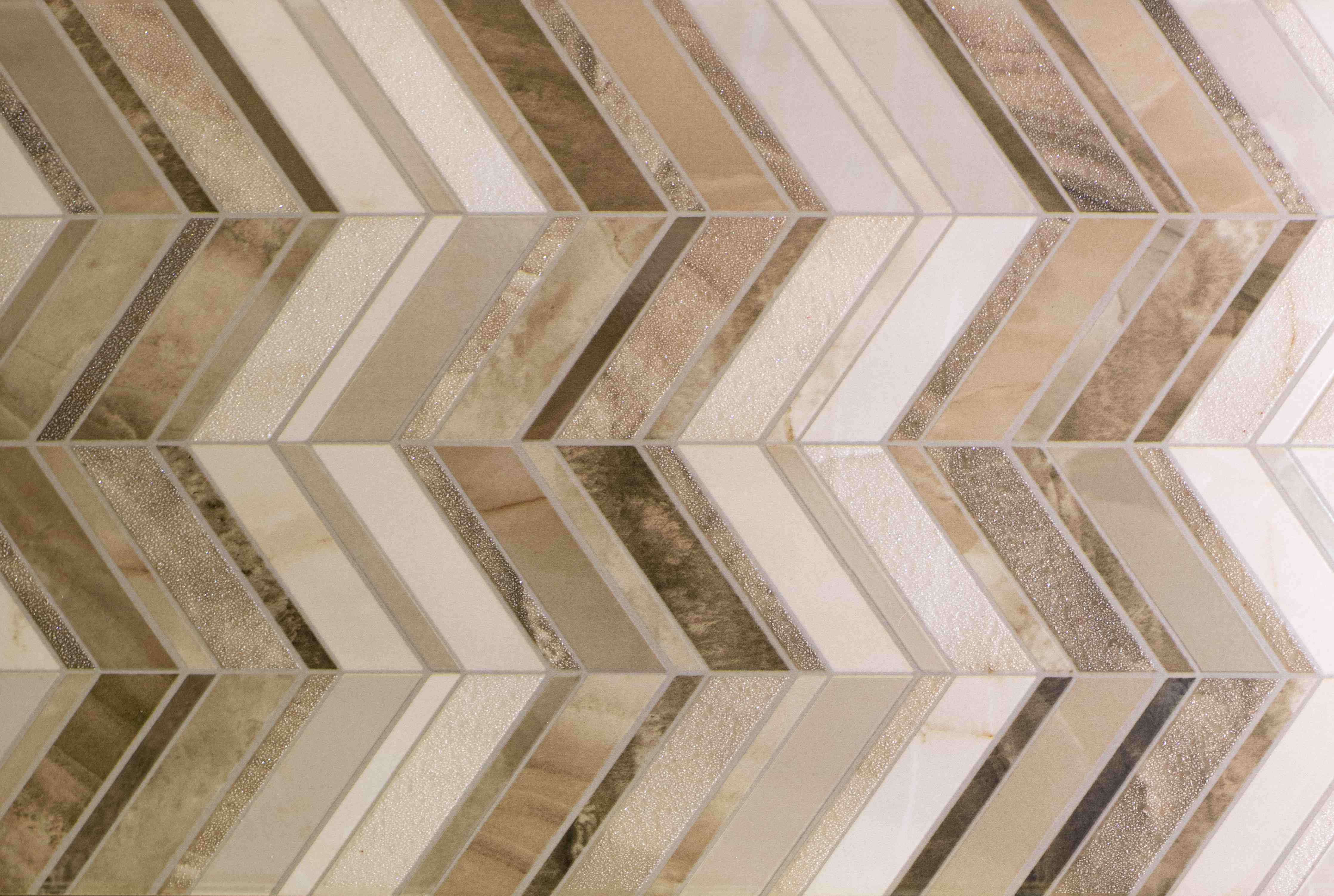 Badewannen-Rückwand-Weiß-Graue Musterfliesen