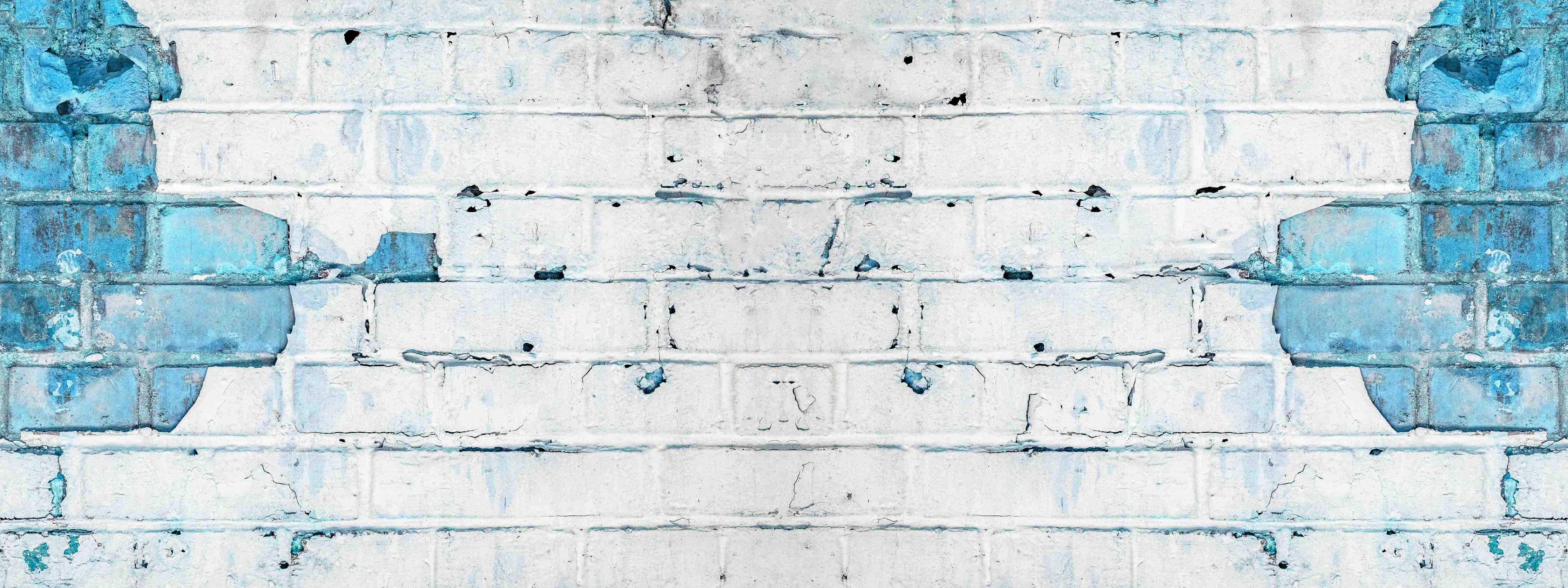 Badewannen-Rückwand-Weiß blau beschädigte Backsteinmauer