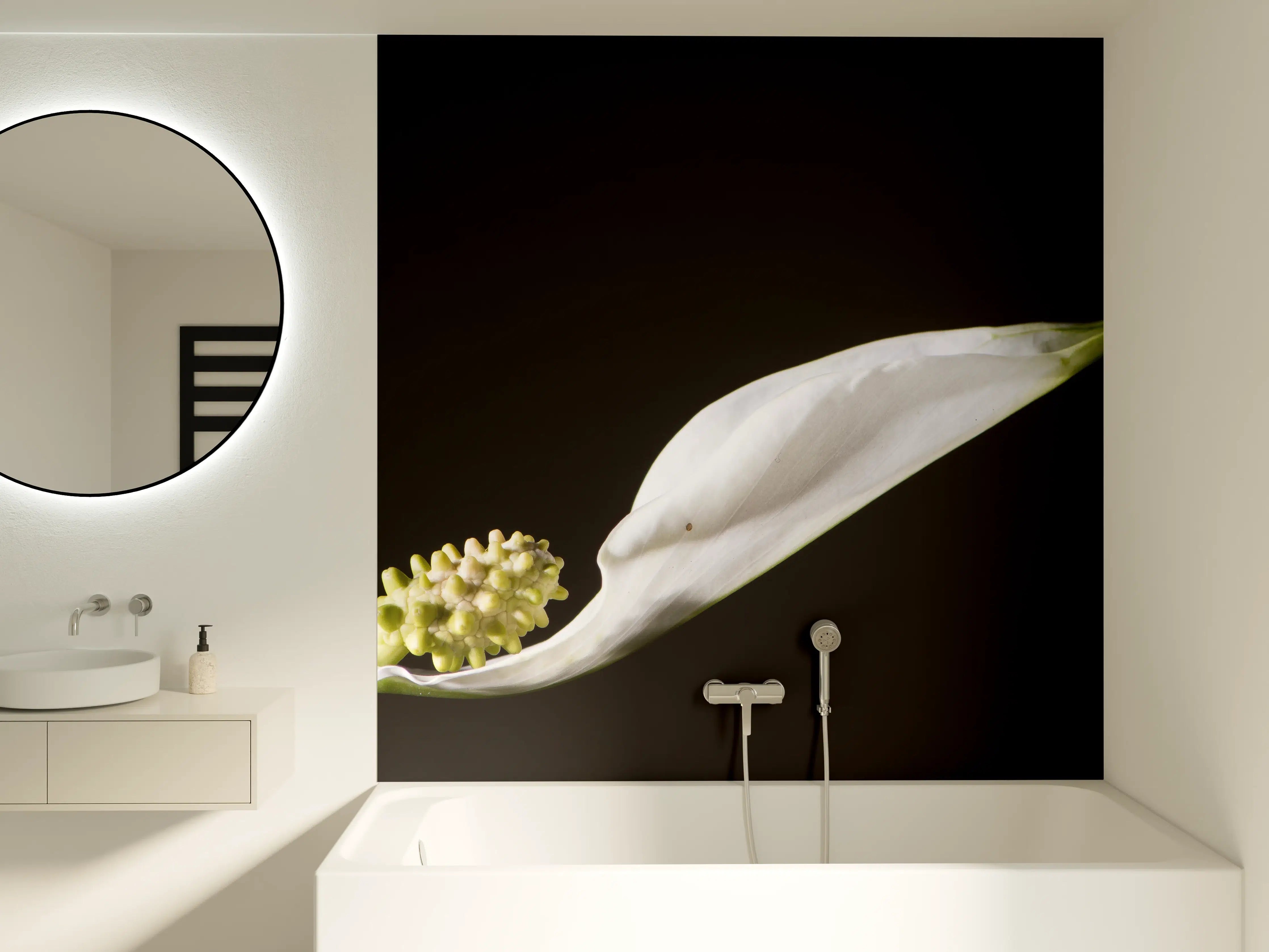 Badewannen-Rückwand - Weiße Blume auf schwarzem Hintergrund