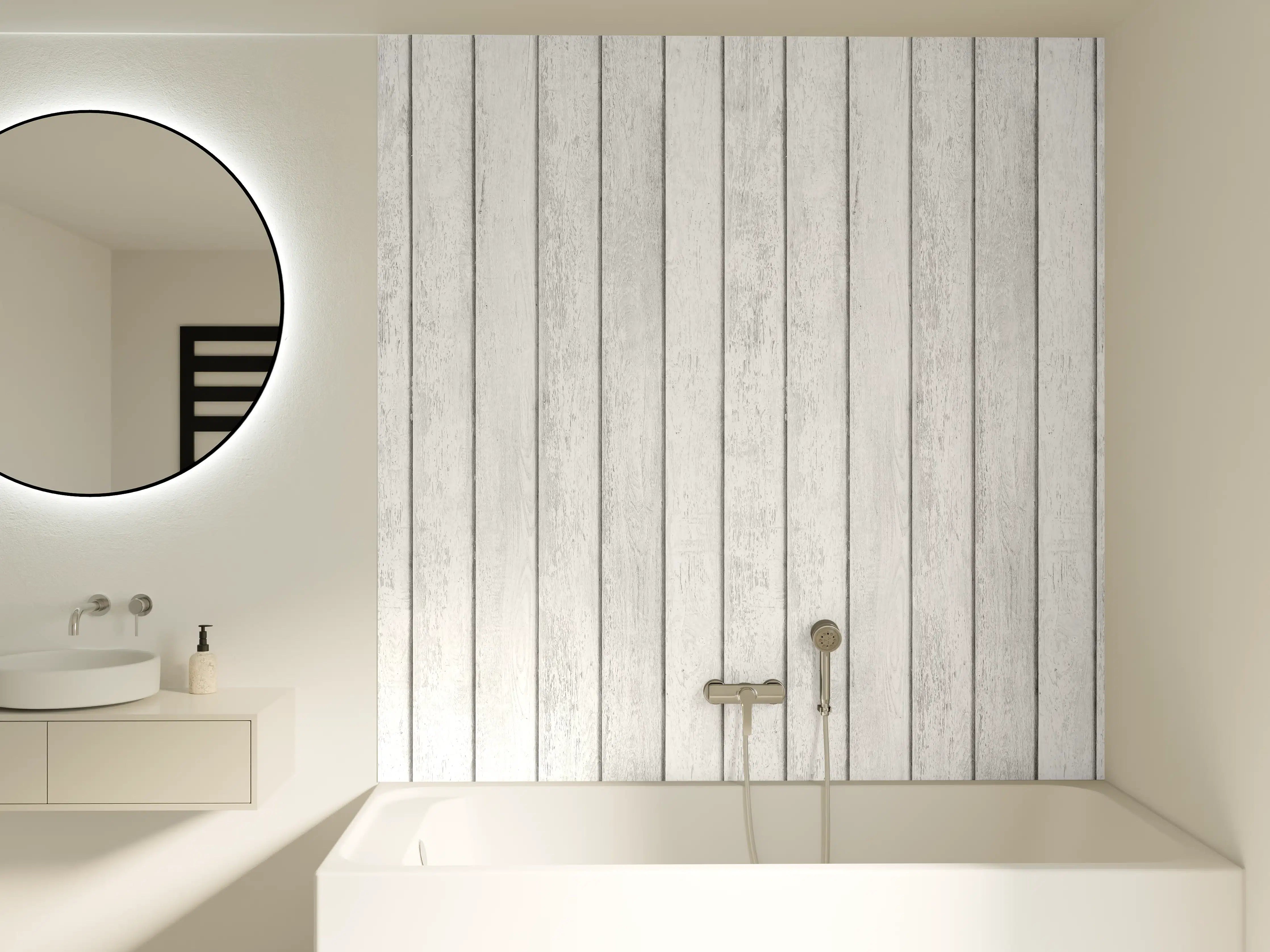 Badewannen-Rückwand - Weiße Holzpaneele mit charakteristischer Maserung