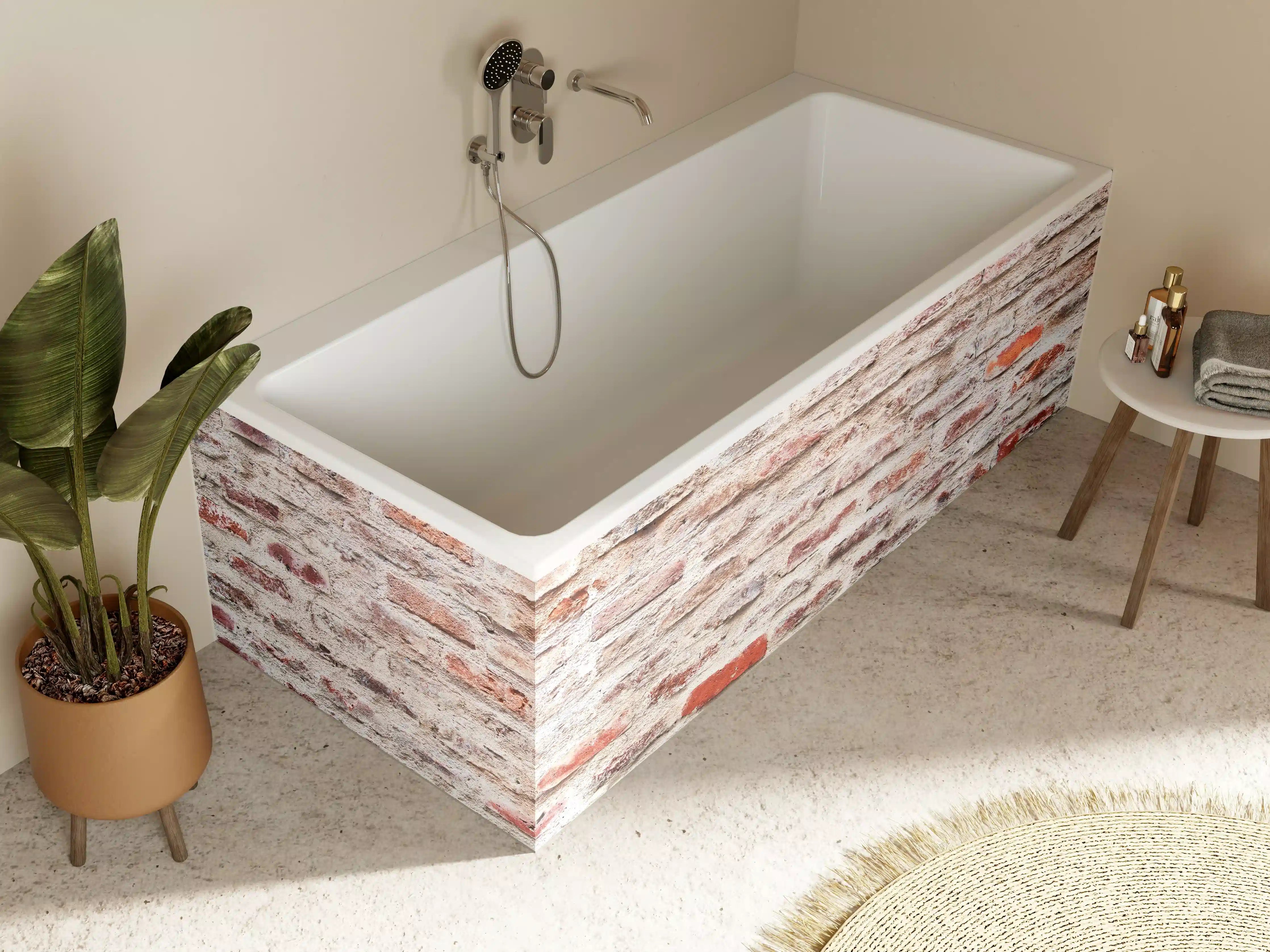 Badewannen-Rückwand - Weiße Mauer mit rotem Backstein-Detail