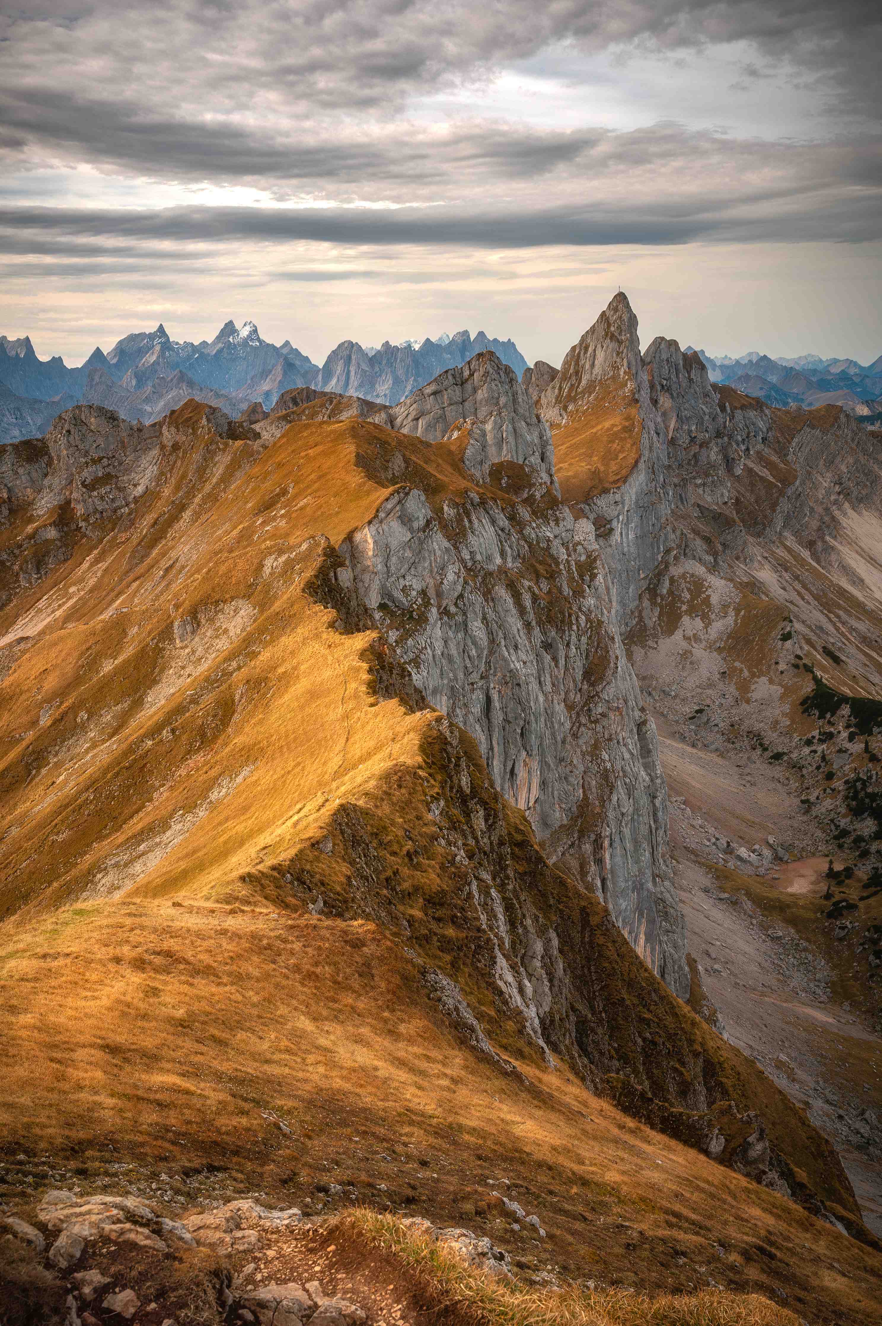 Badewannen-Rückwand-Weiße und graue Bergketten unter bewölktem Himmel