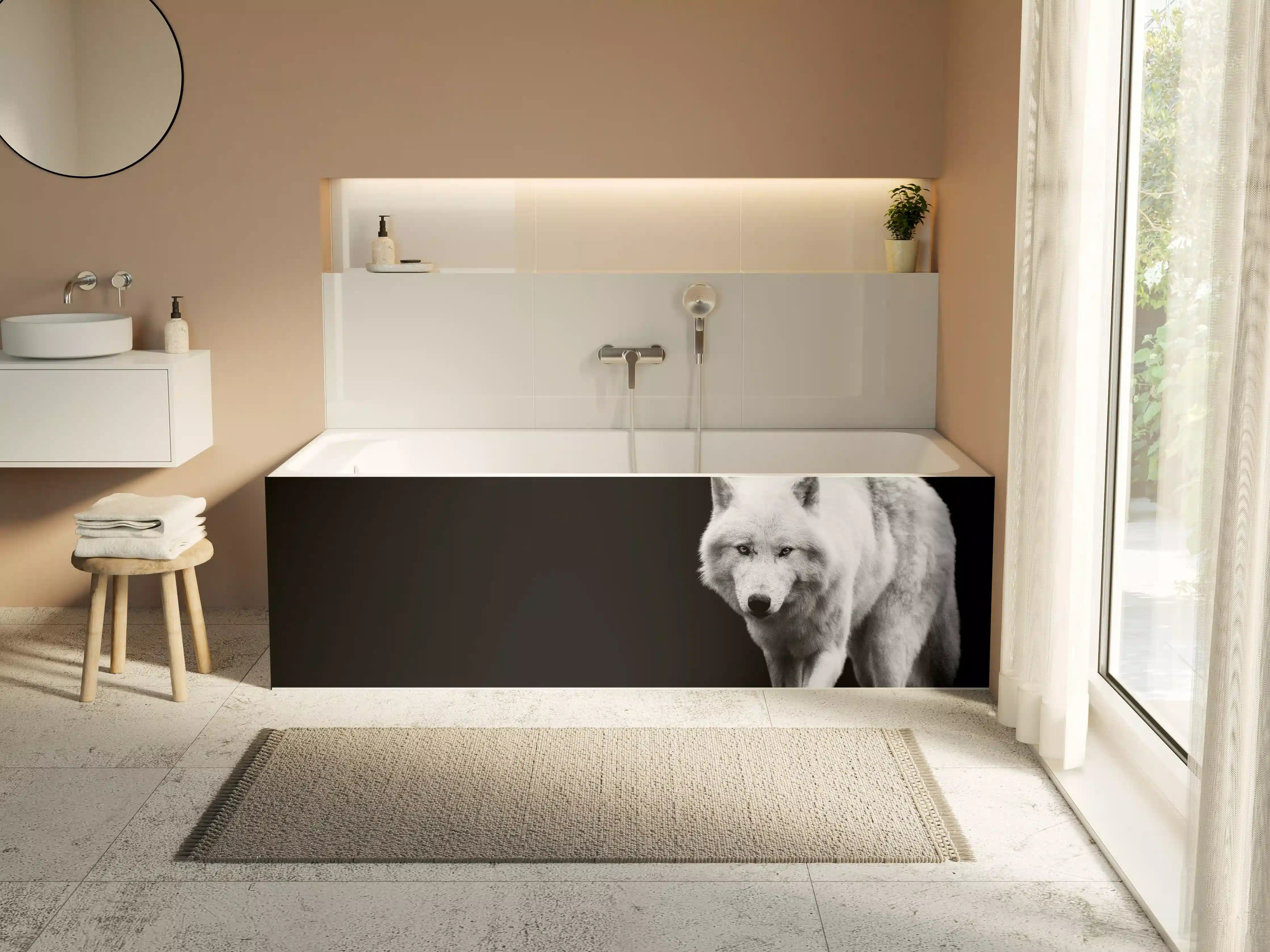 Badewannen-Rückwand - Weißer Wolf mit schwarzem Hintergrund