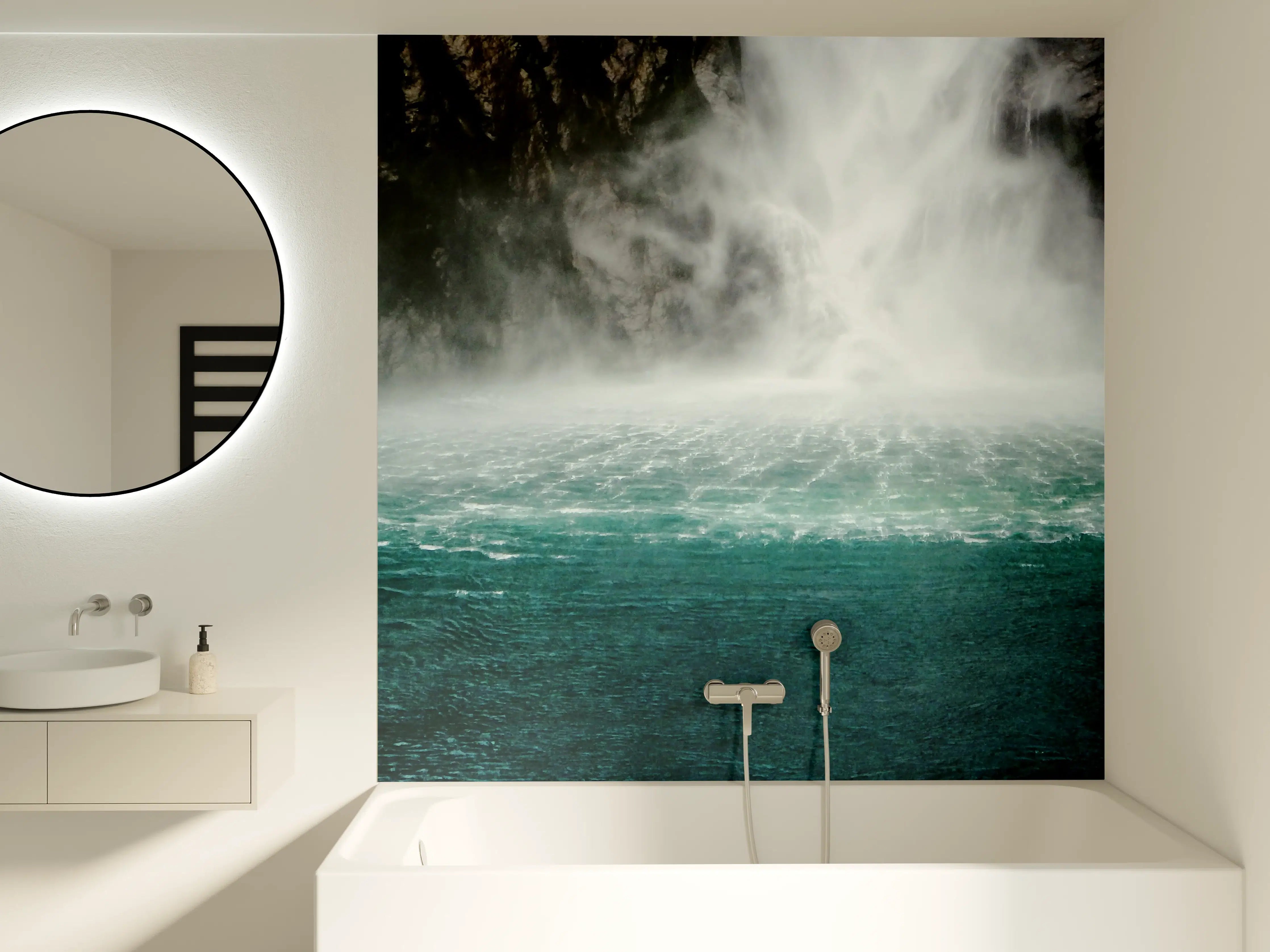 Badewannen-Rückwand - Whirlpool unter Wasserfall mit Naturkulisse