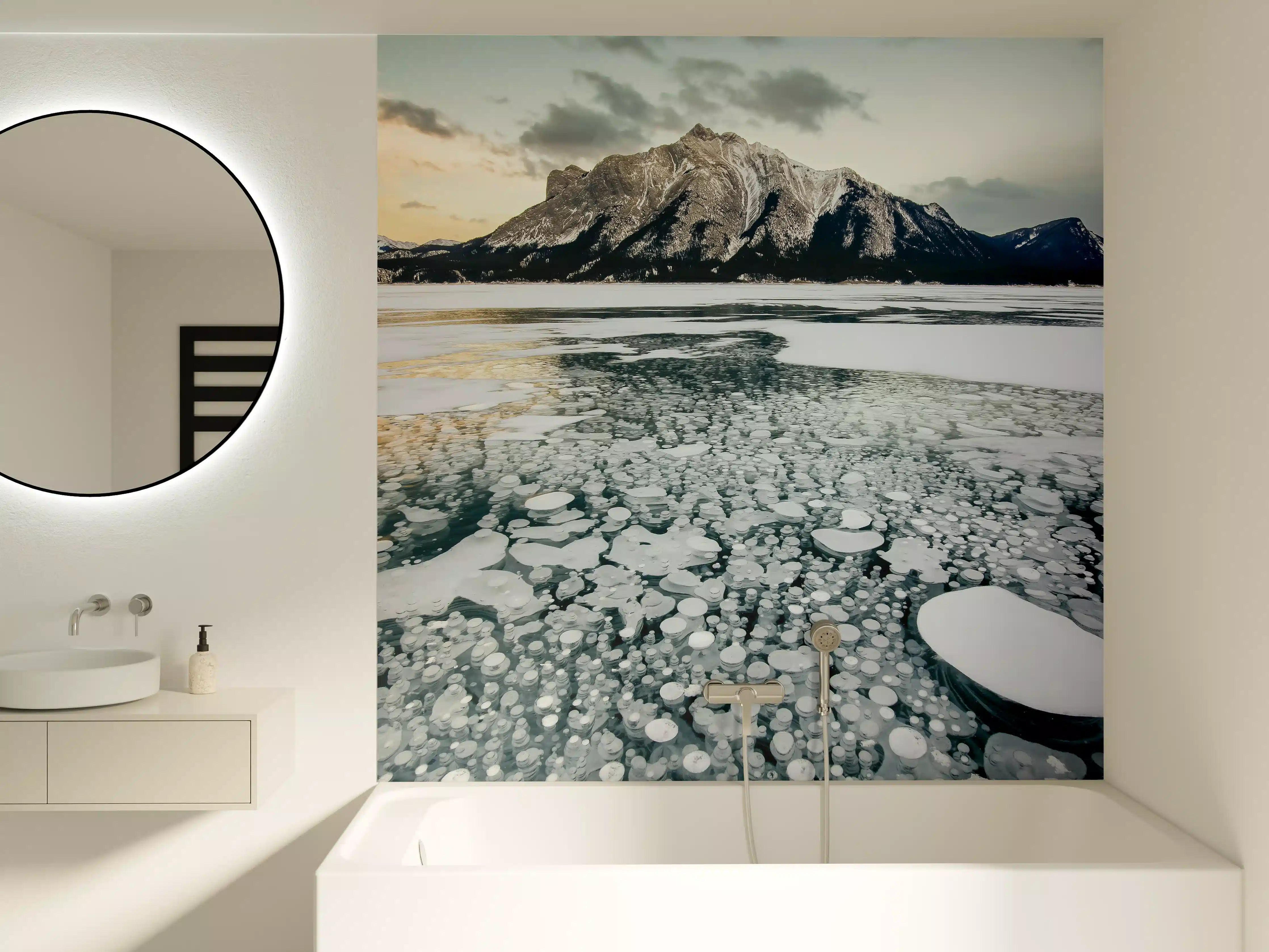 Badewannen-Rückwand - Winterlicher See mit Eisblasen