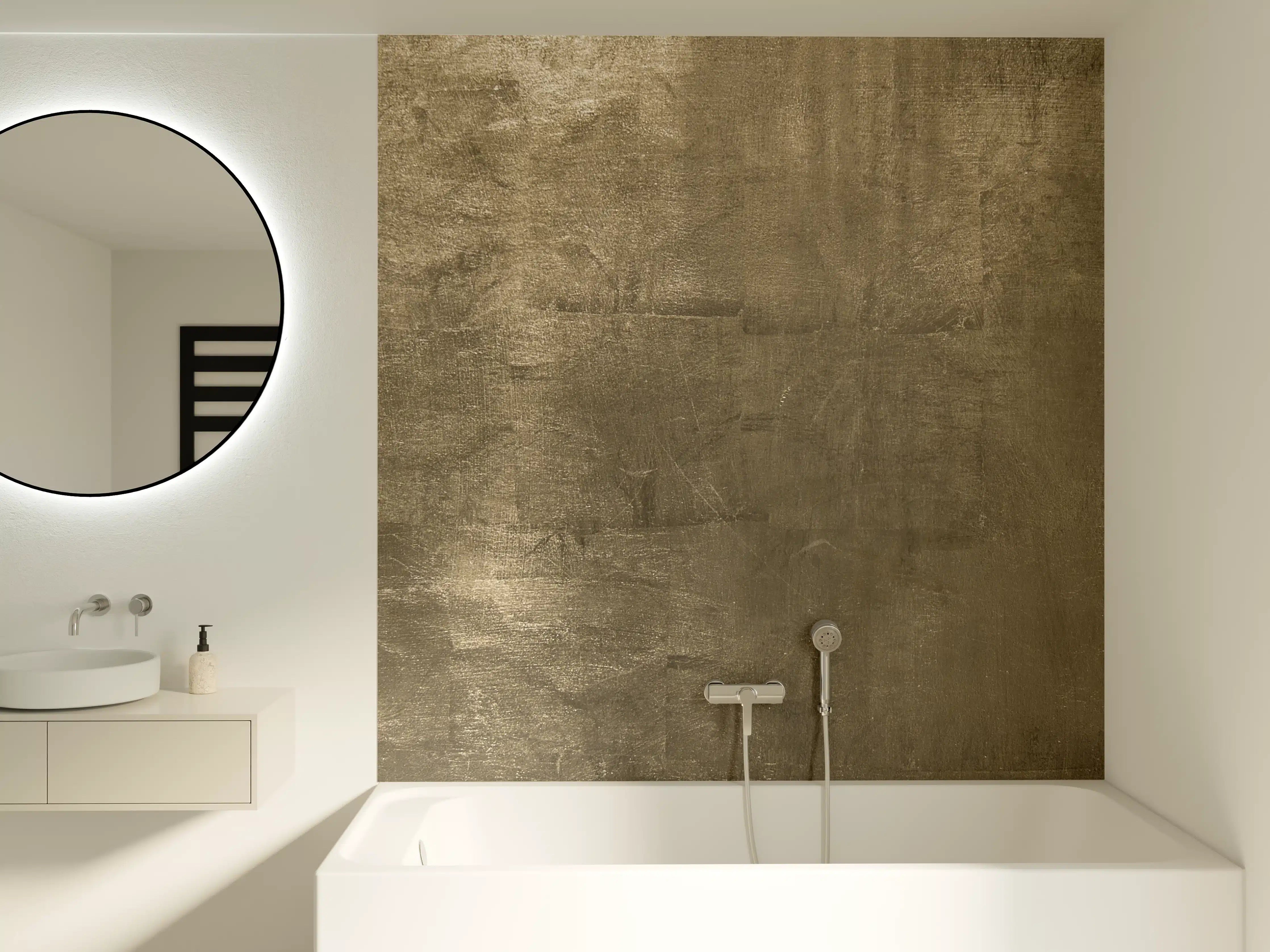 Badewannen-Rückwand - Wuchtige Betontapete in Gold-Tönen