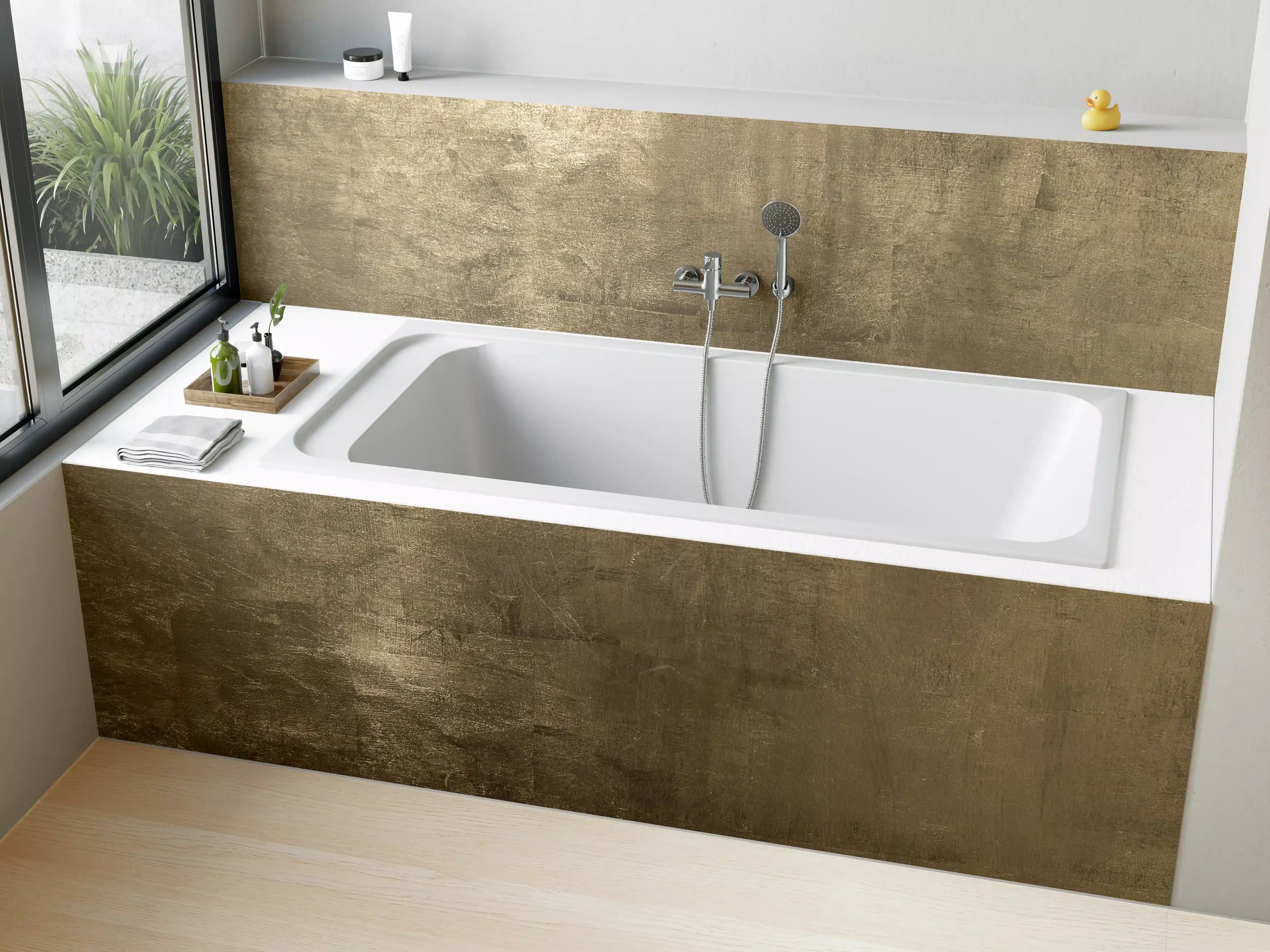 Badewannen-Rückwand - Wuchtige Betontapete in Gold-Tönen
