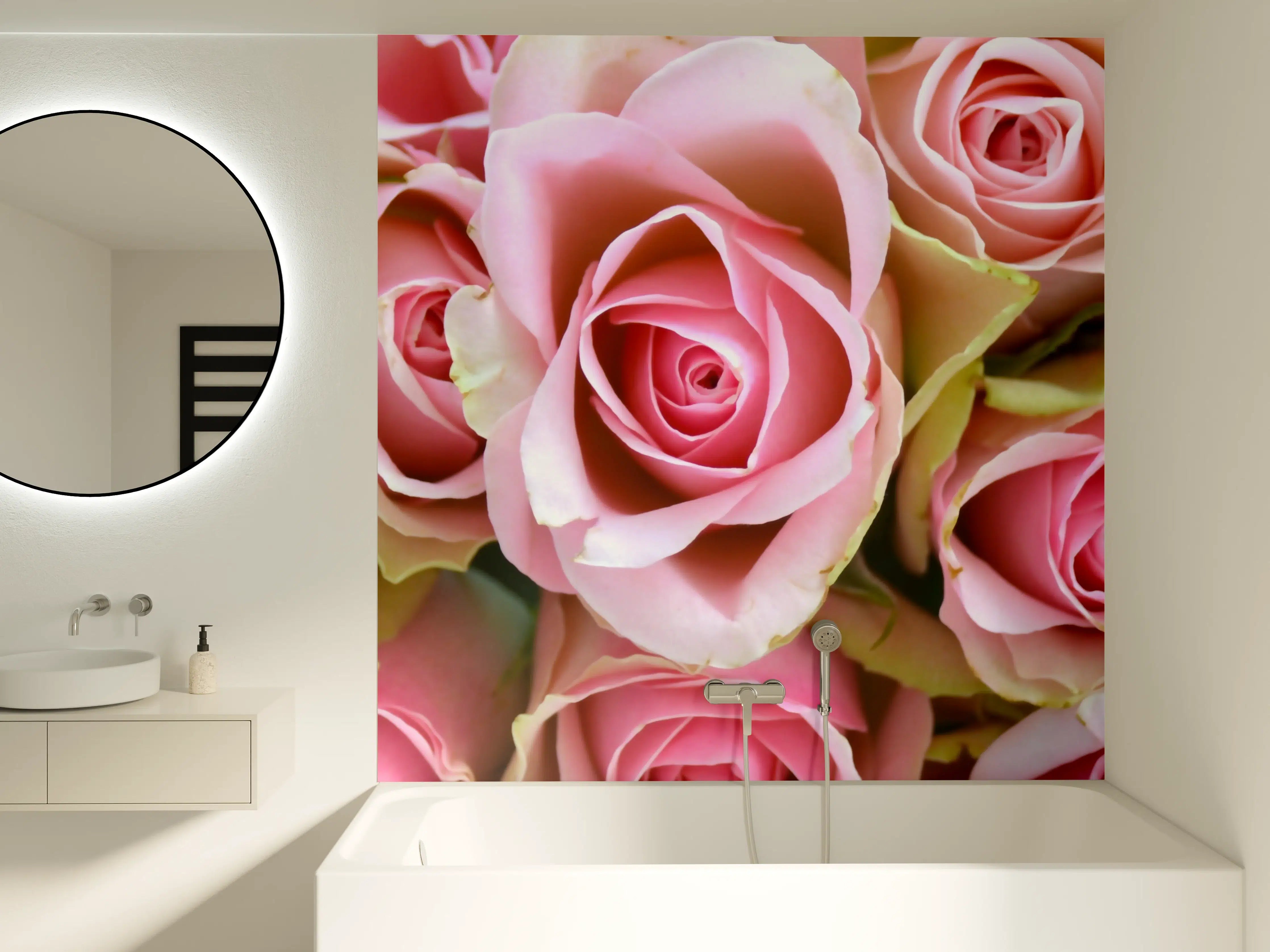 Badewannen-Rückwand - Zarte pinke Rosen in Hüllblättern