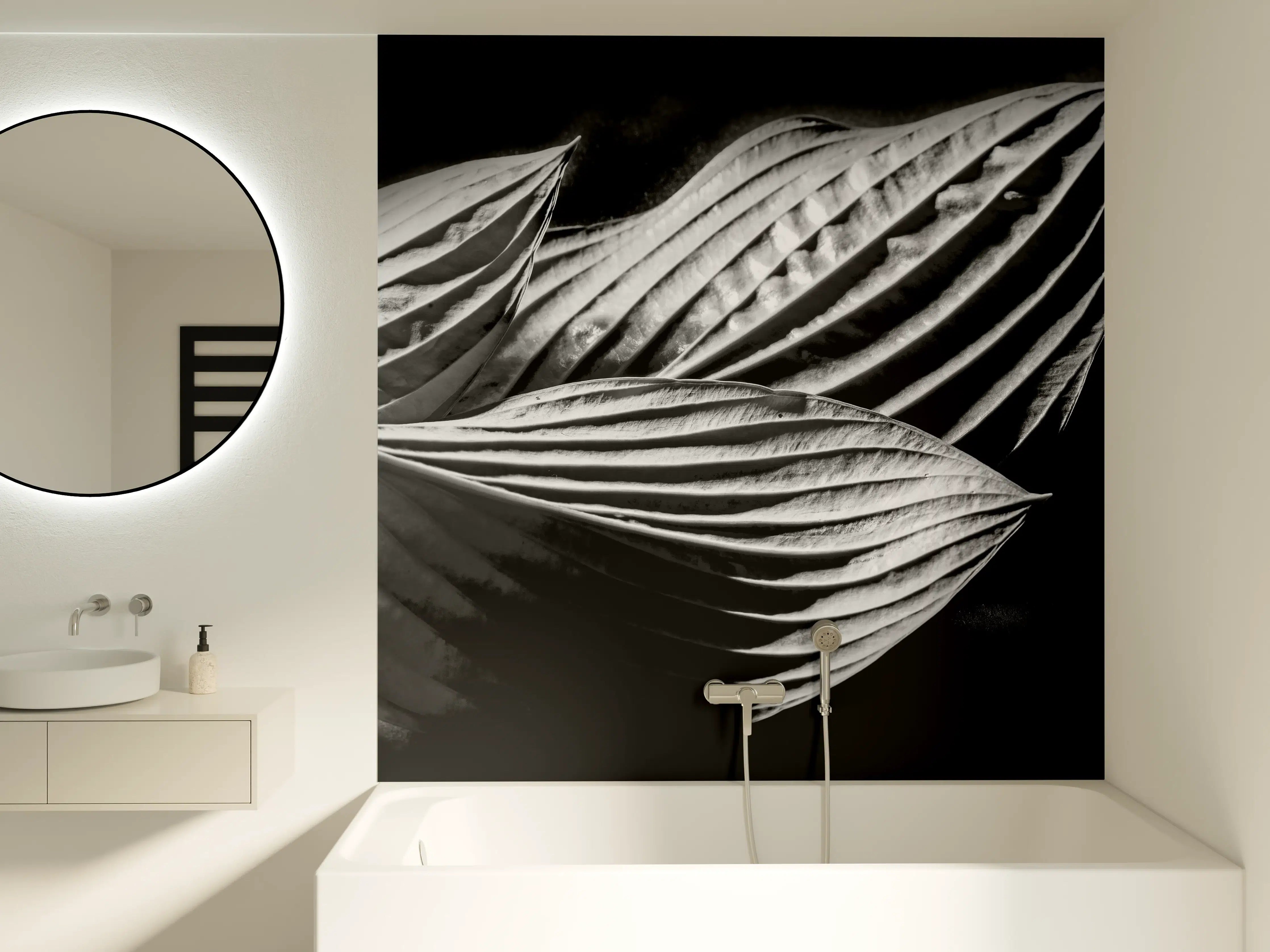 Badewannen-Rückwand - drei Blätter auf dunklem Hintergrund