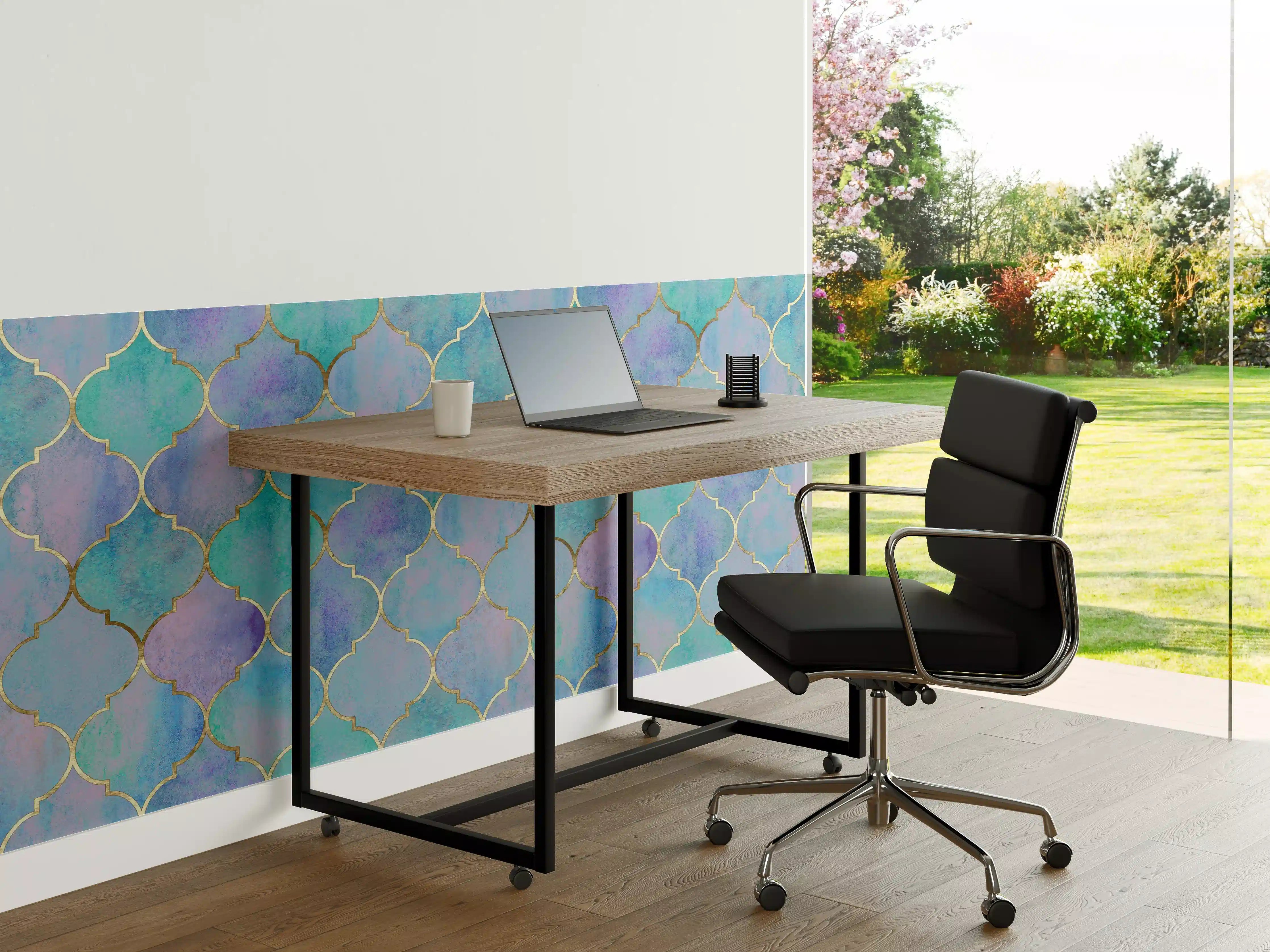 Büro Wandgestaltung - Aquarellartige Wasserfarben in Blau und Lila mit Goldakzenten