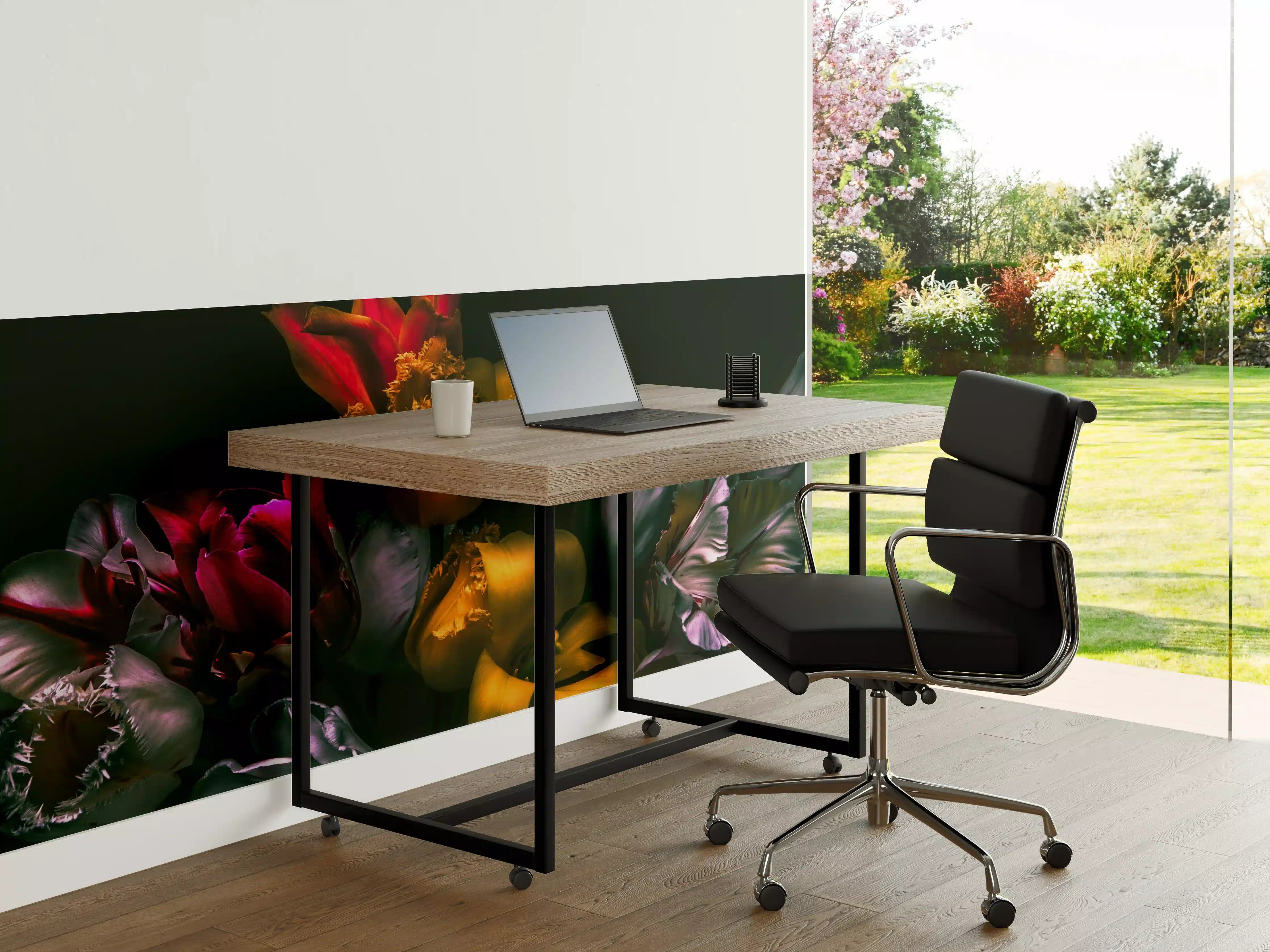 Büro Wandgestaltung - Beleuchtete Edelrosen in dunklem Hintergrund