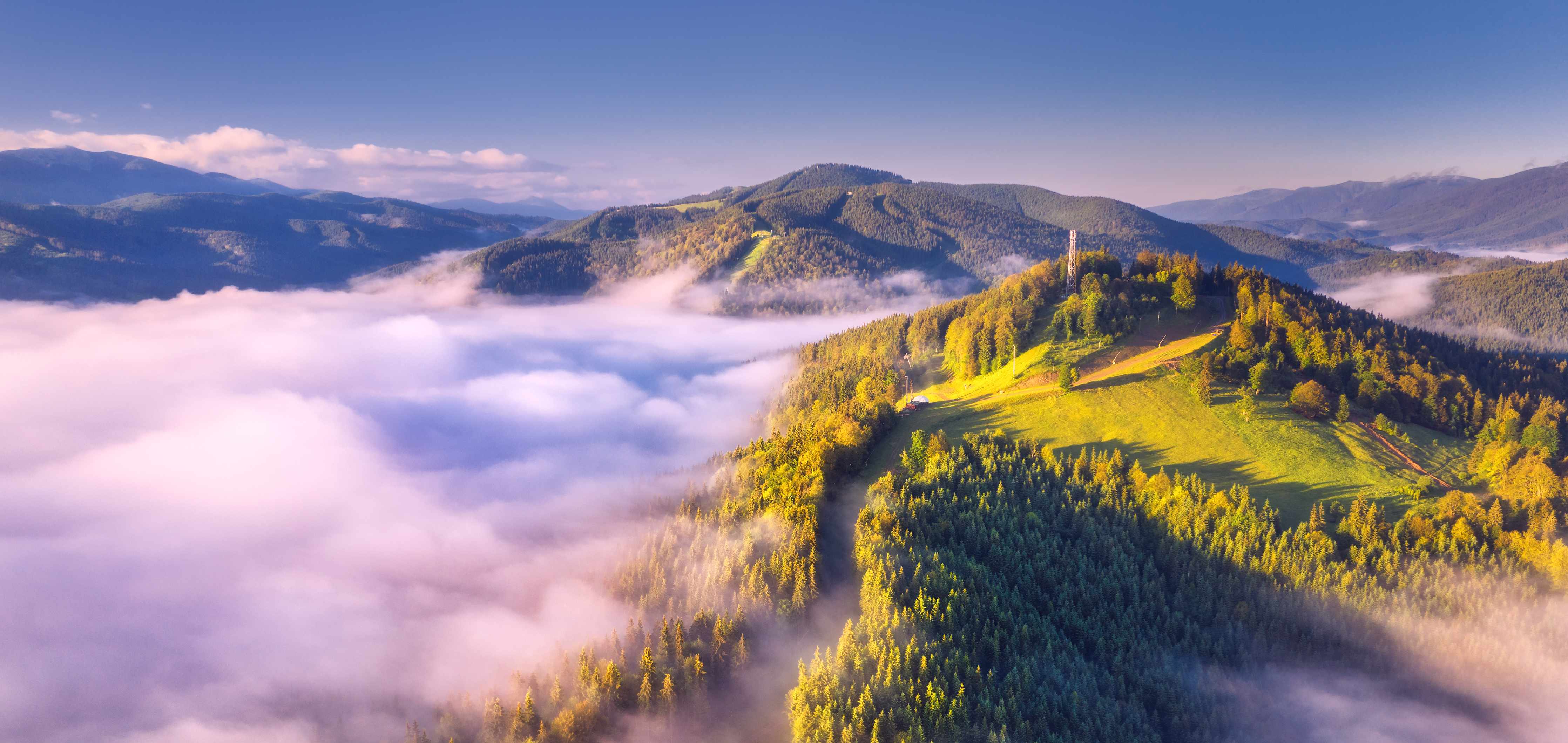 Büro Wandgestaltung-Berglandschaft mit Wolken und Sonnenlicht