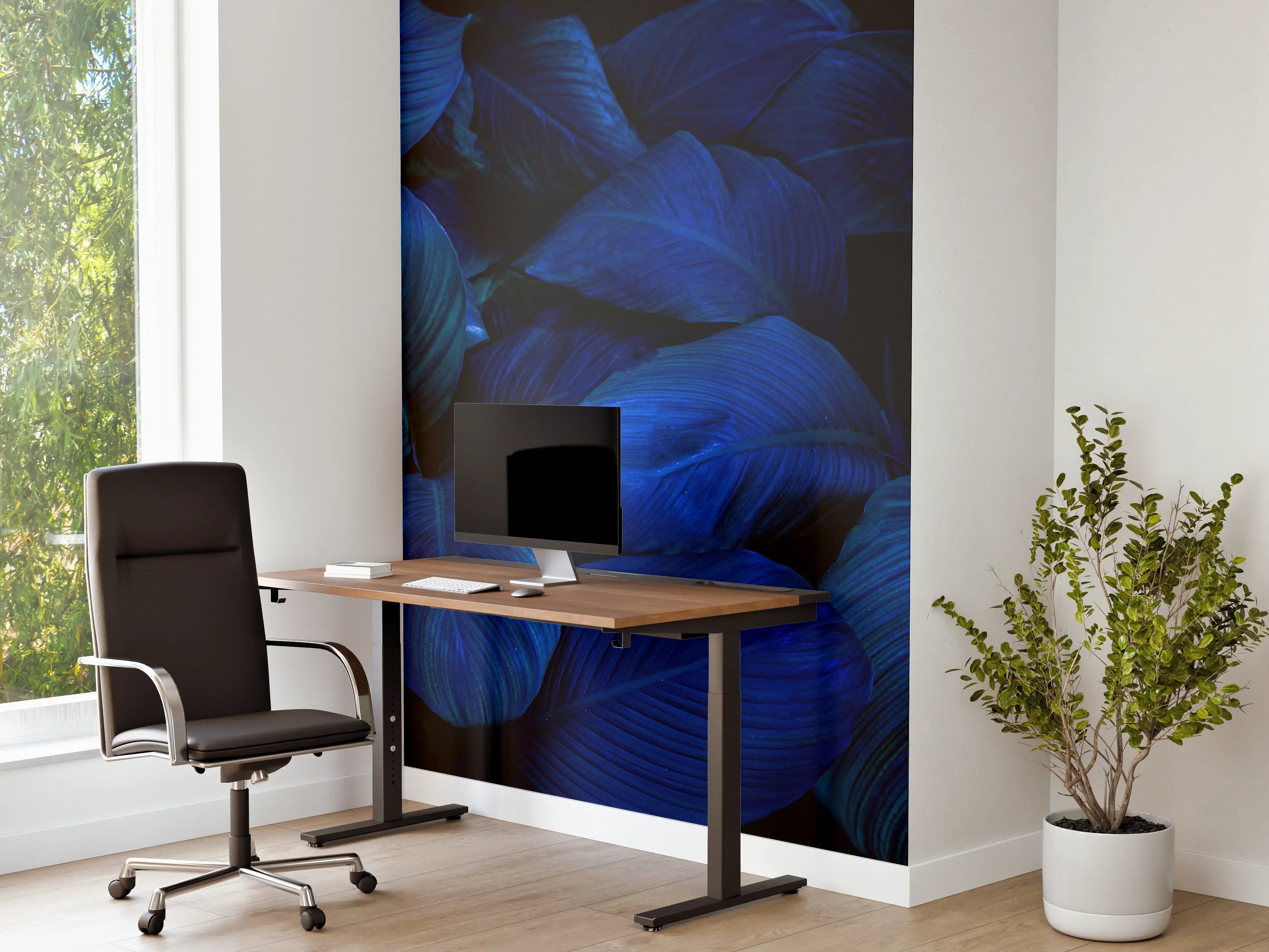 Büro Wandgestaltung - Bläuliche Blätter auf dunklem Hintergrund