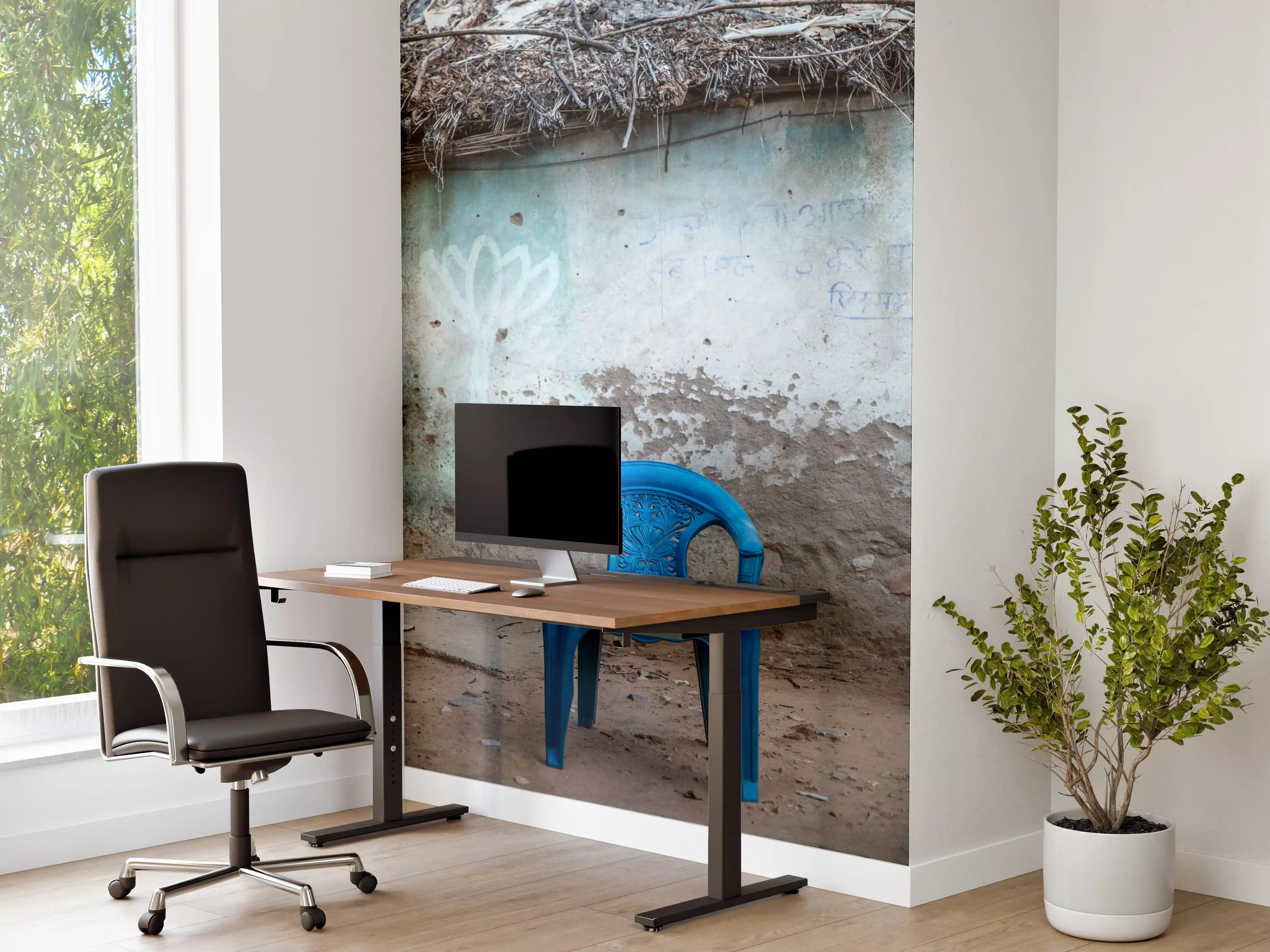 Büro Wandgestaltung - Blauer Stuhl vor alter Fassade