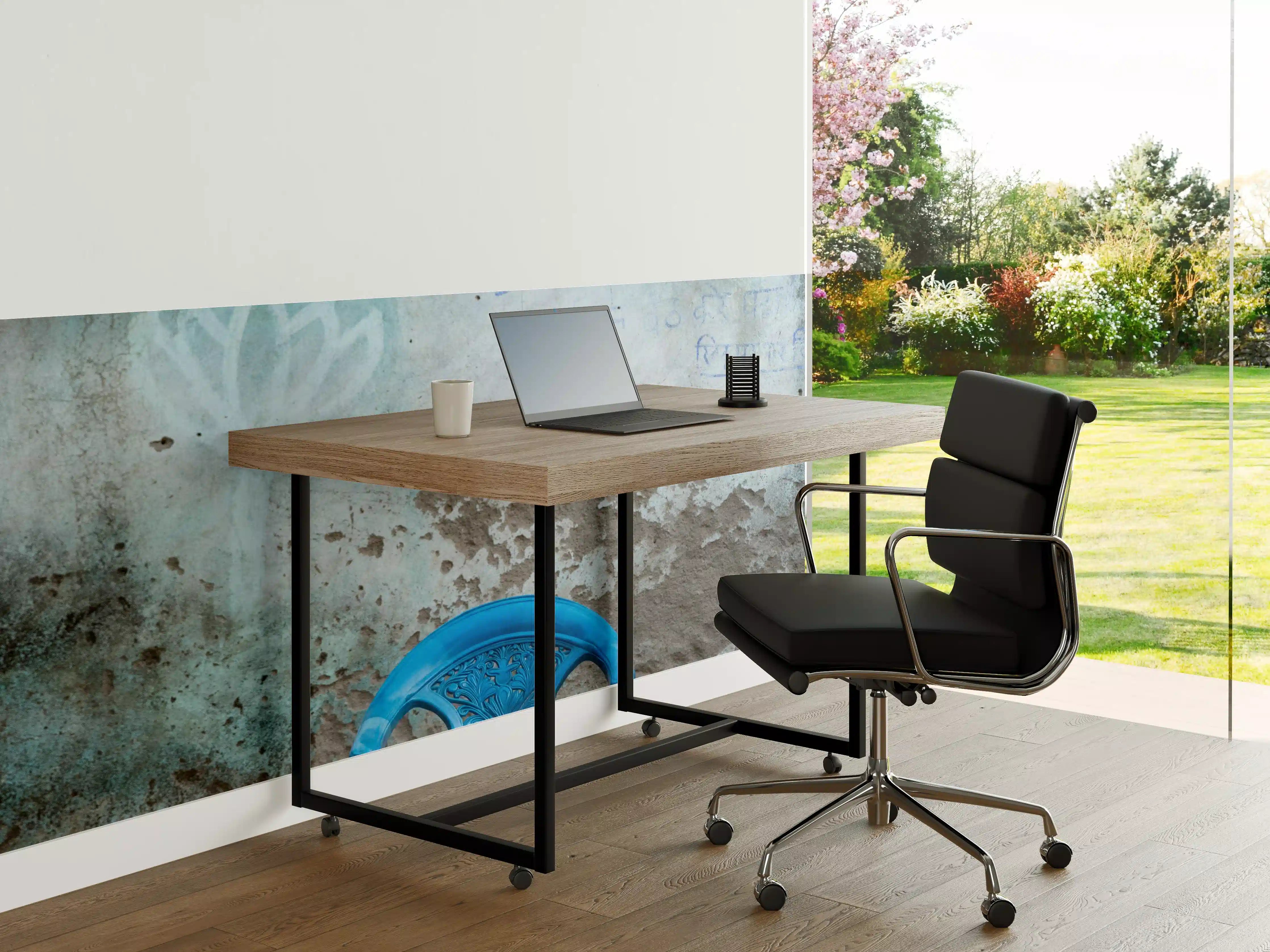 Büro Wandgestaltung - Blauer Stuhl vor alter Fassade