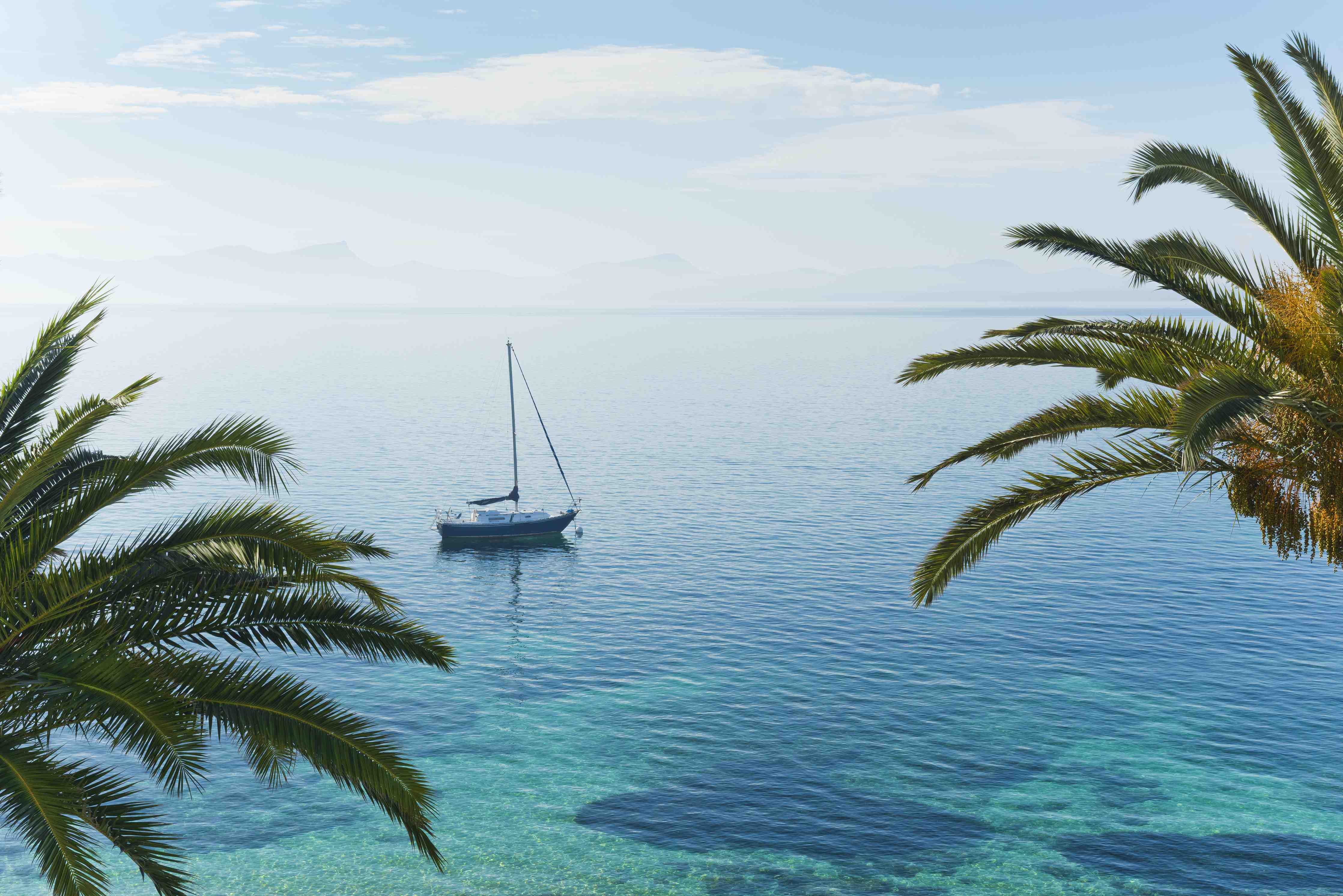 Büro Wandgestaltung-Blick auf das blaue Meer mit Segelboot