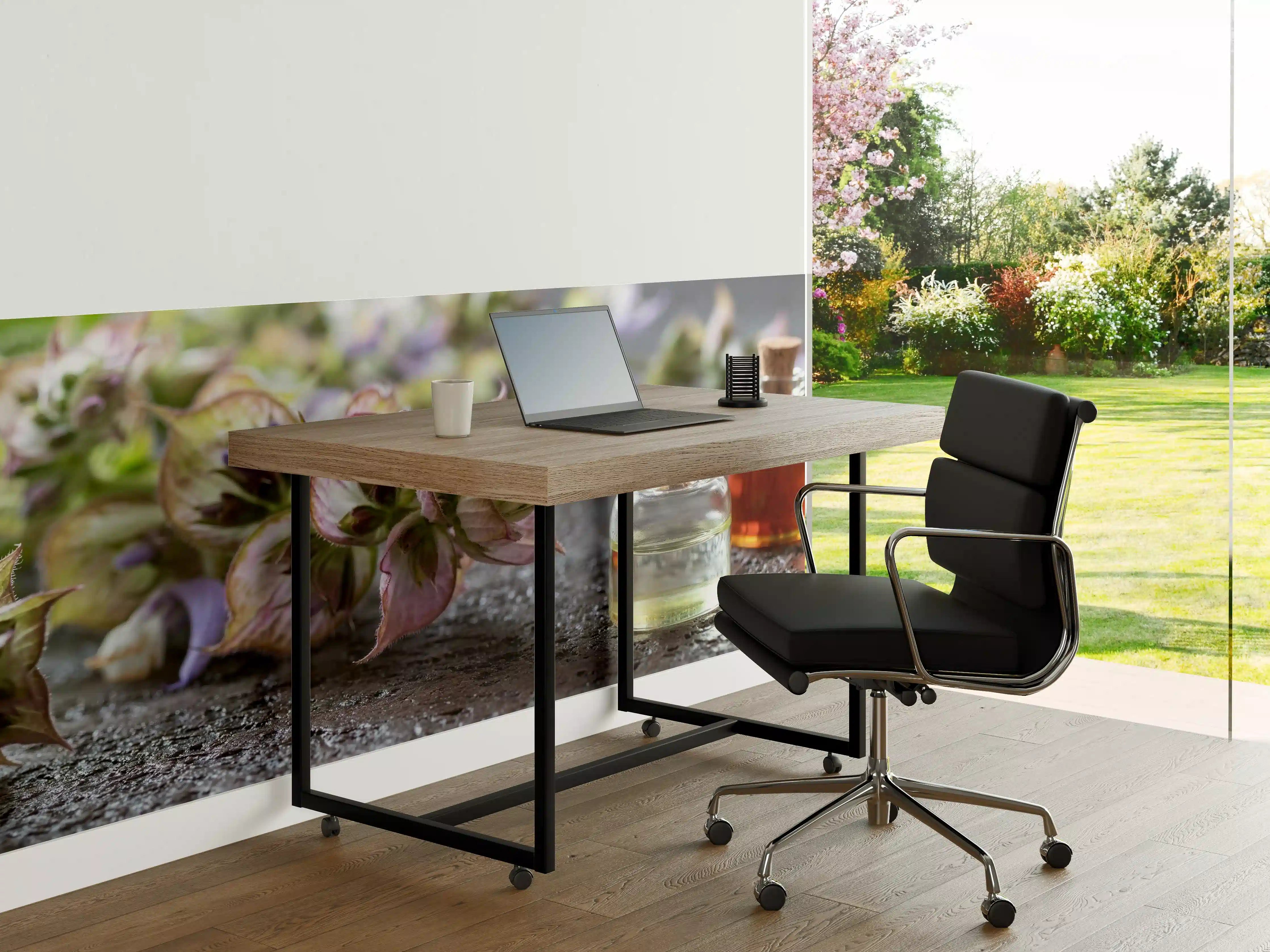 Büro Wandgestaltung - Blumen und ätherische Öle in kleinen Fläschchen