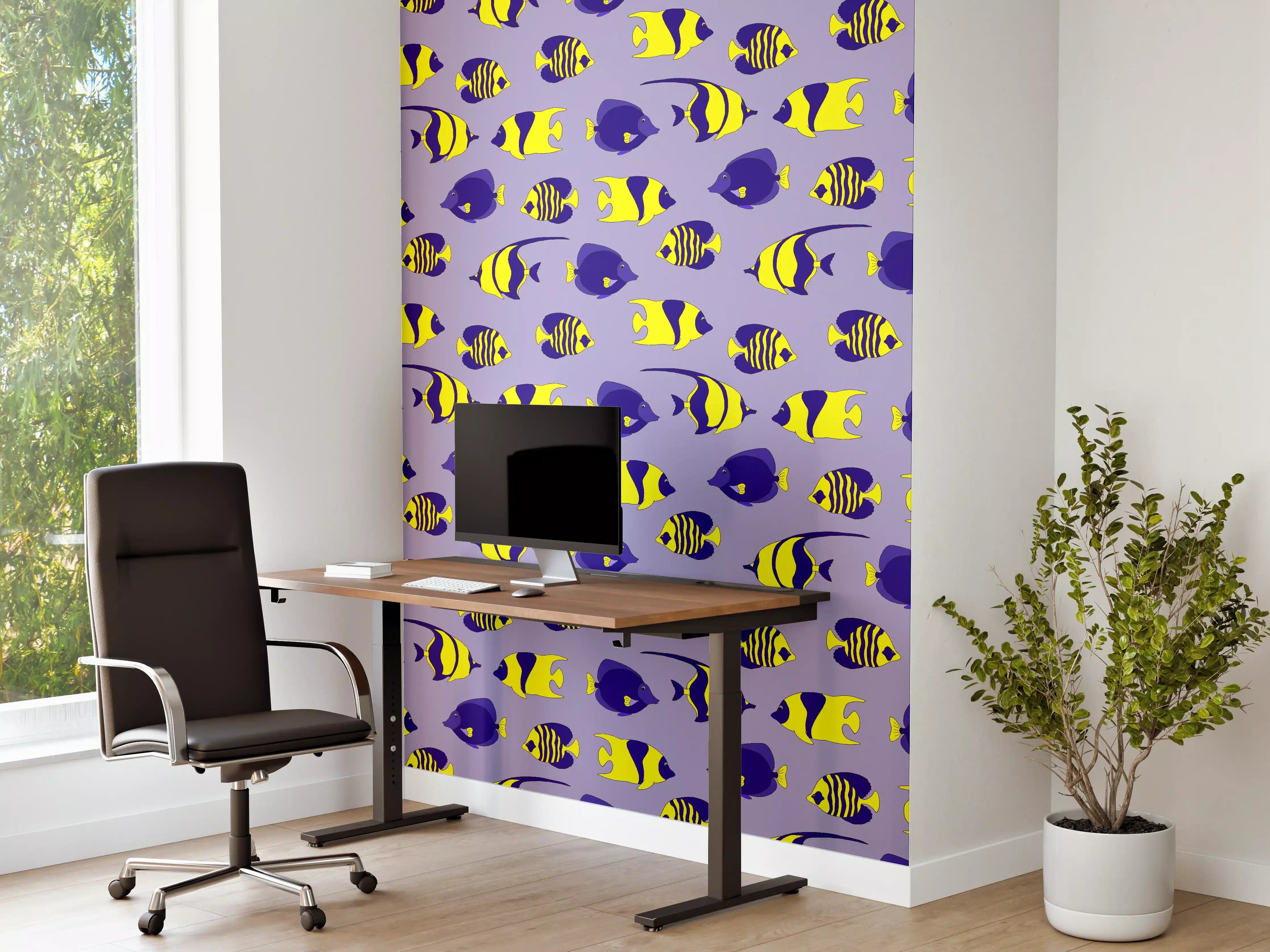 Büro Wandgestaltung - Bunte Fischmuster auf lila Hintergrund