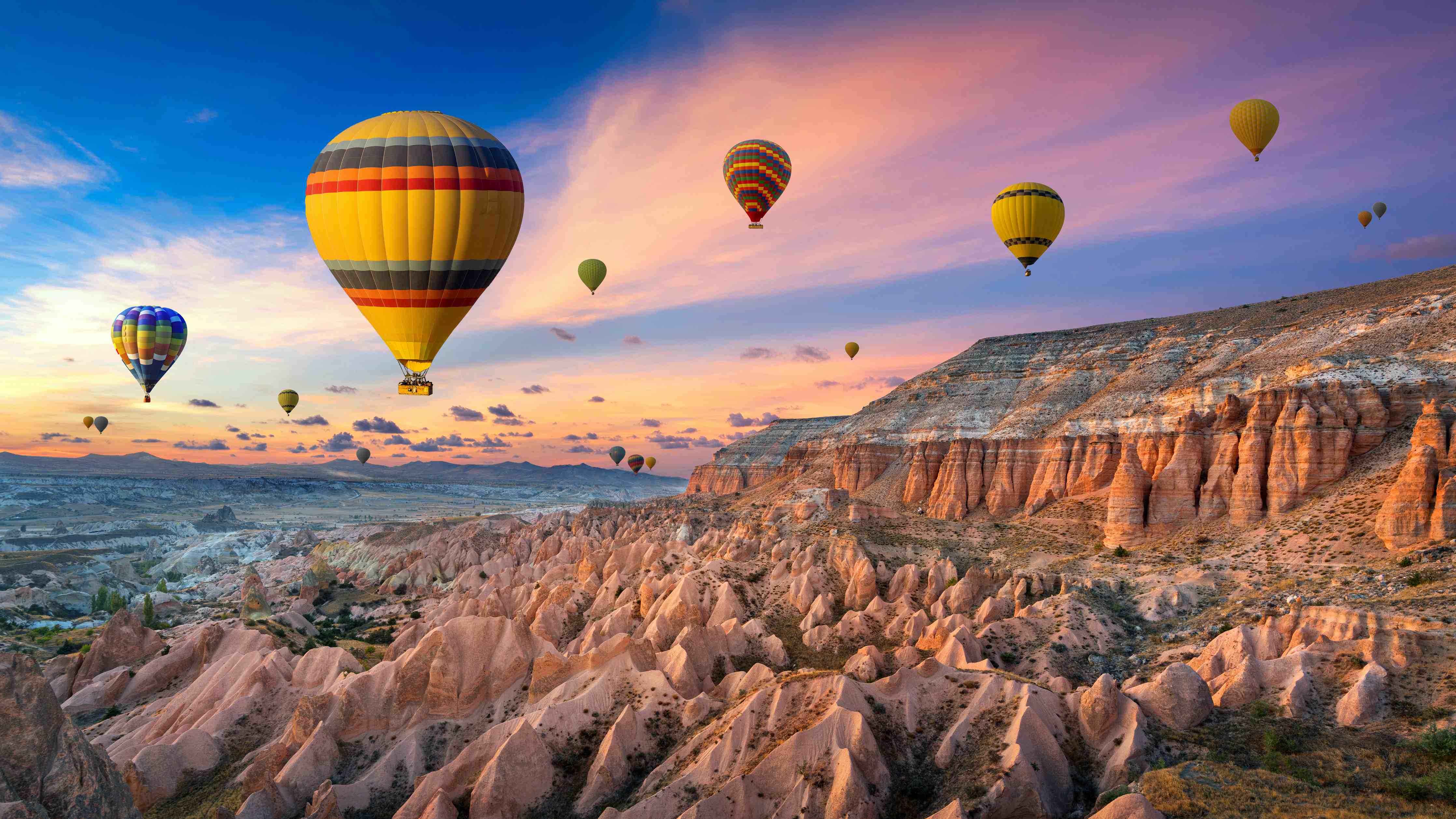 Büro Wandgestaltung-Bunte Heißluftballons über einer Felsenlandschaft