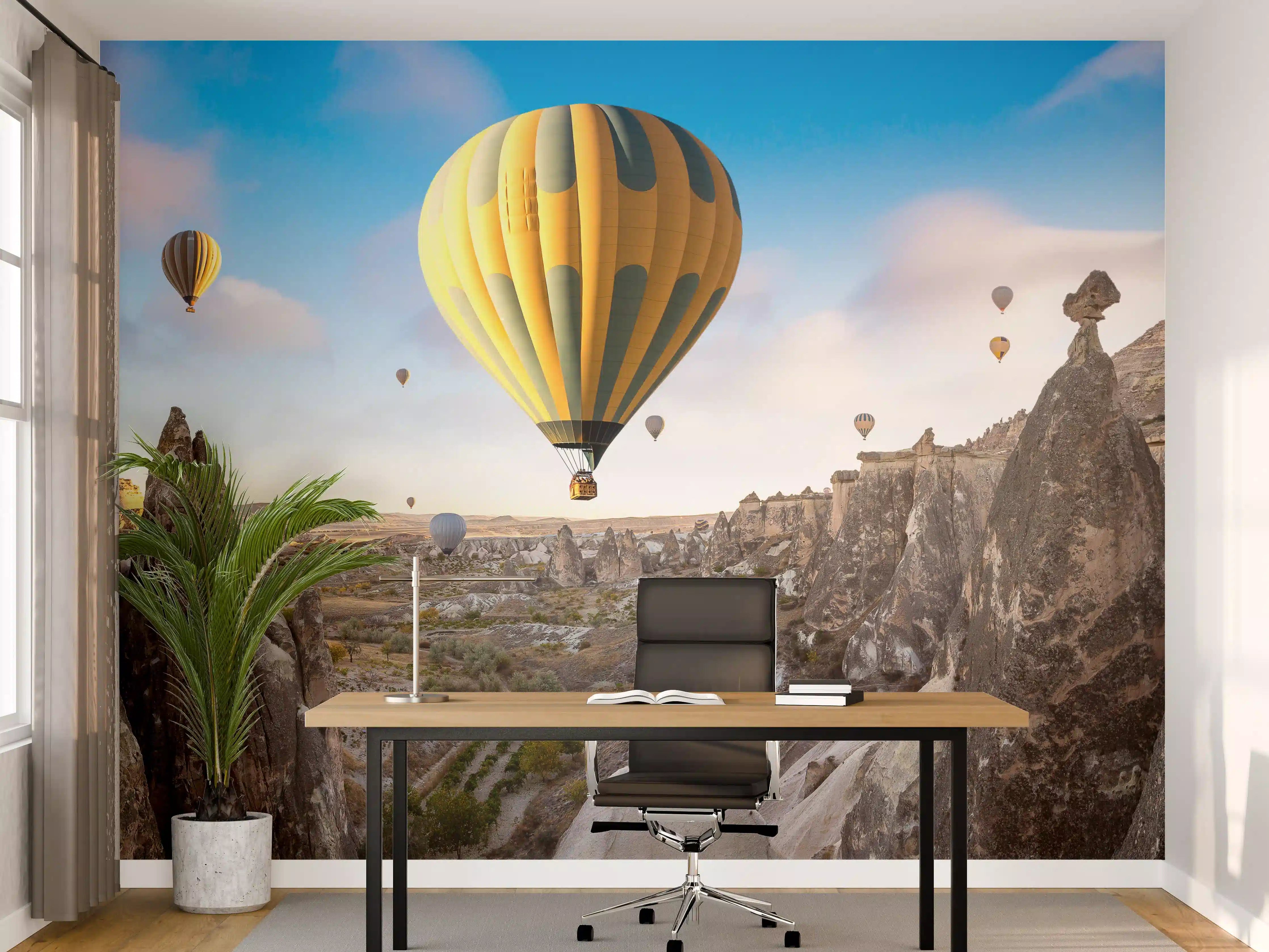 Büro Wandgestaltung - Bunte Heißluftballons über faszinierender Landschaft