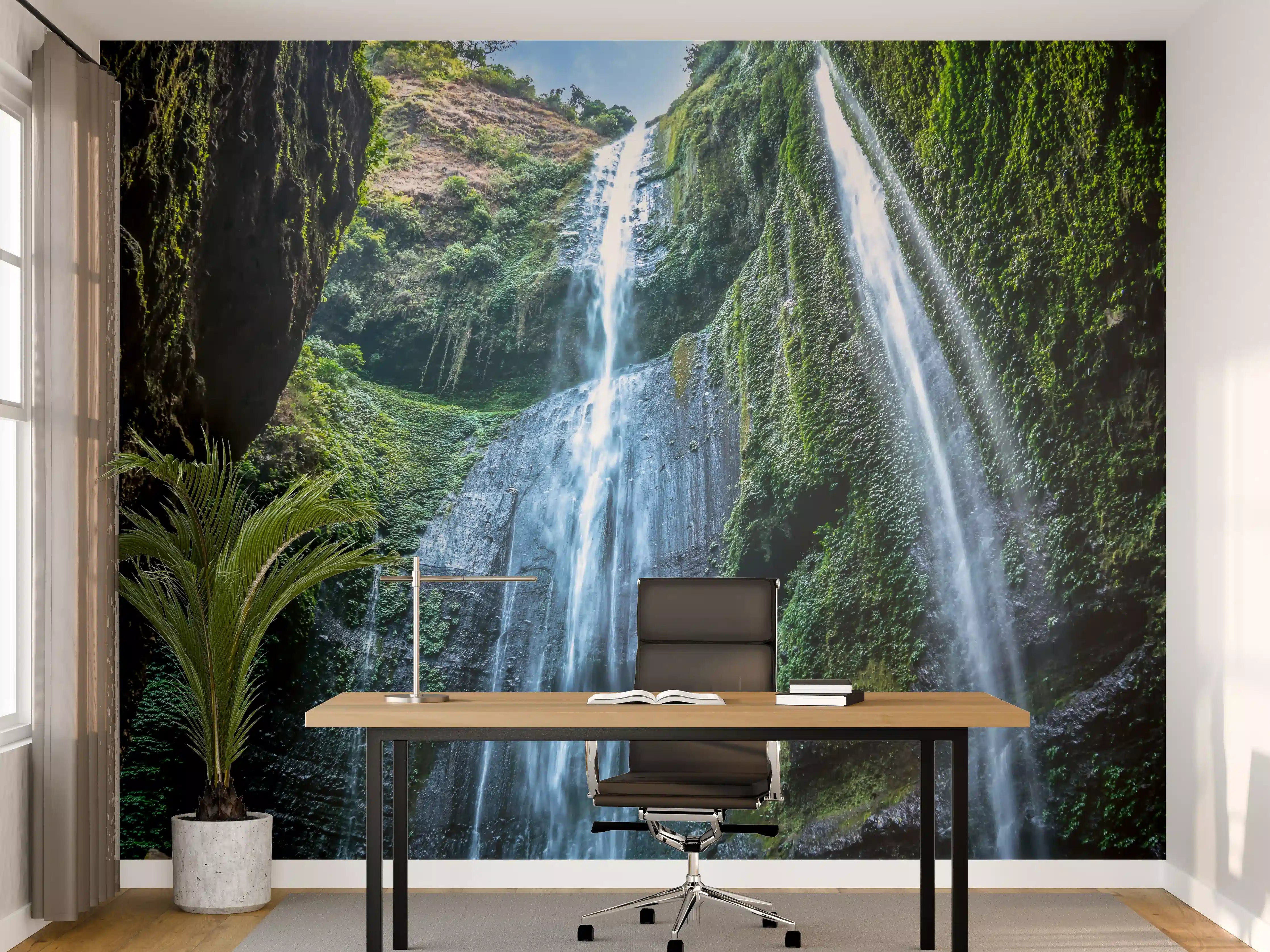 Büro Wandgestaltung - Der Madakaripura-Wasserfall in Indonesien