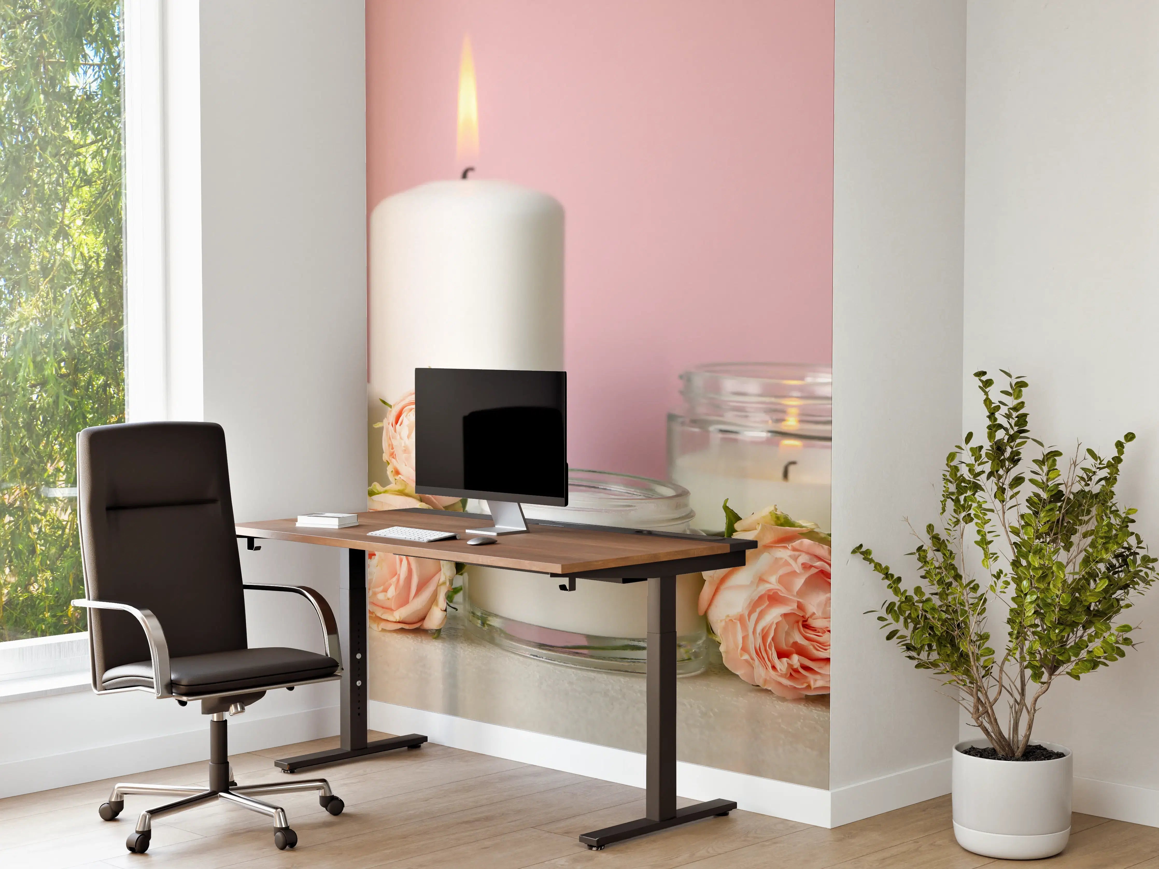 Büro Wandgestaltung - Duftkerzen und Rosen auf weißem Tisch