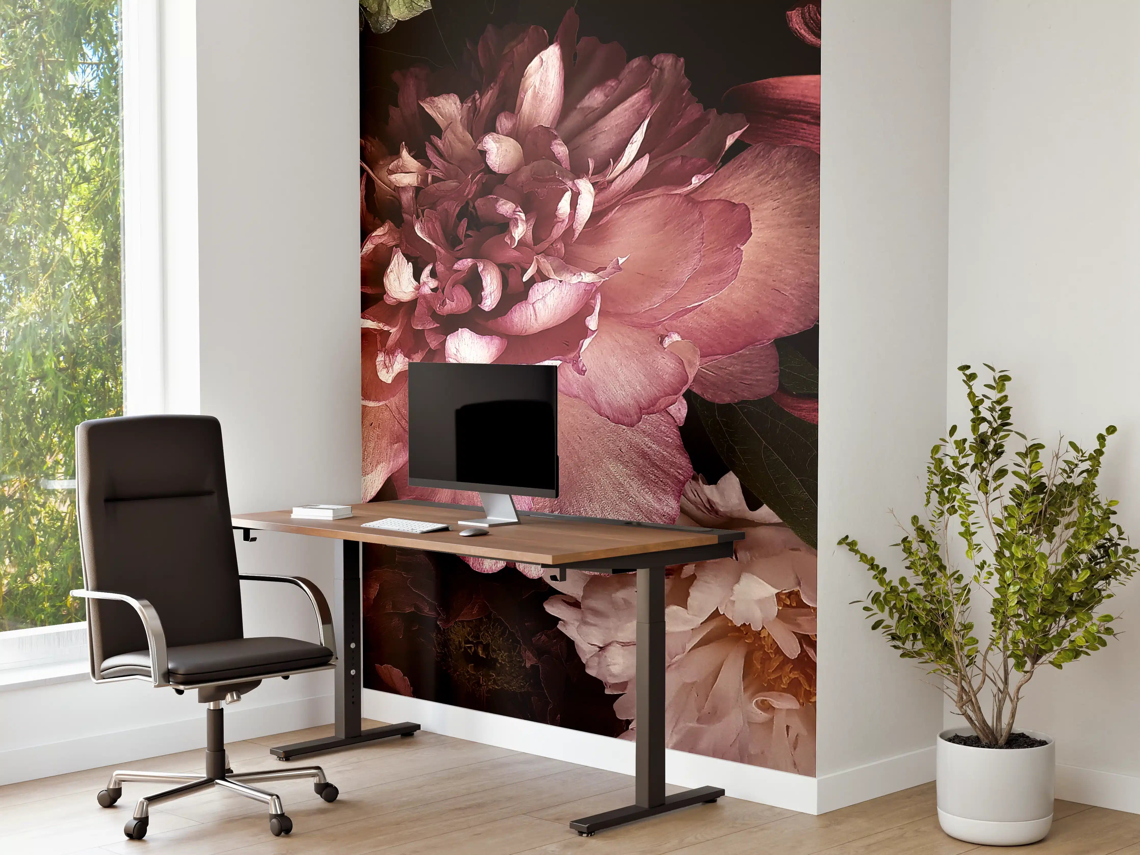 Büro Wandgestaltung - Dunkle Blumenarrangement mit Lilie, Pfingstrose und weiteren Blüten