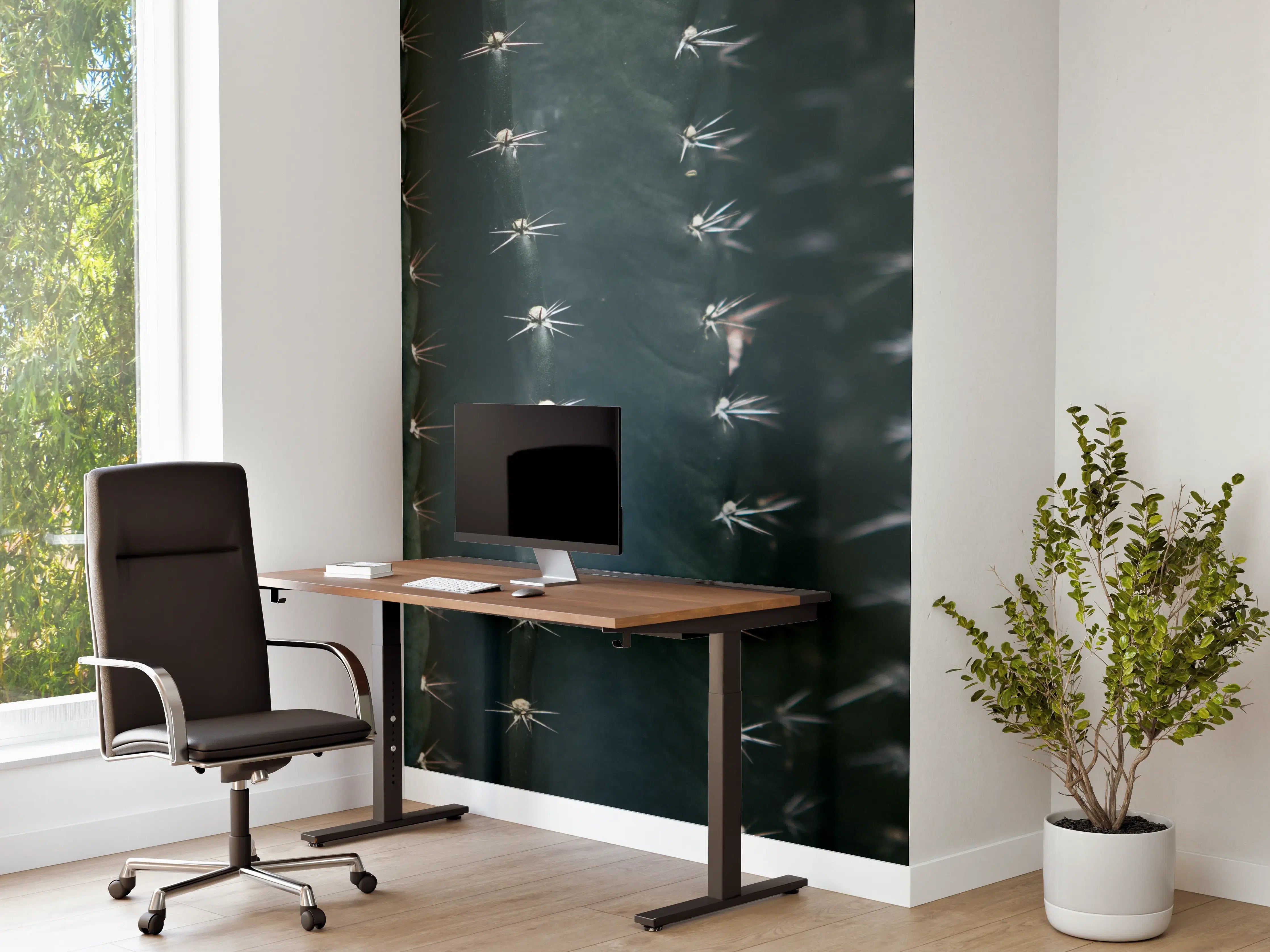 Büro Wandgestaltung - Dunkle S cactus-Wand mit schmalen, vertikalen Stämmen