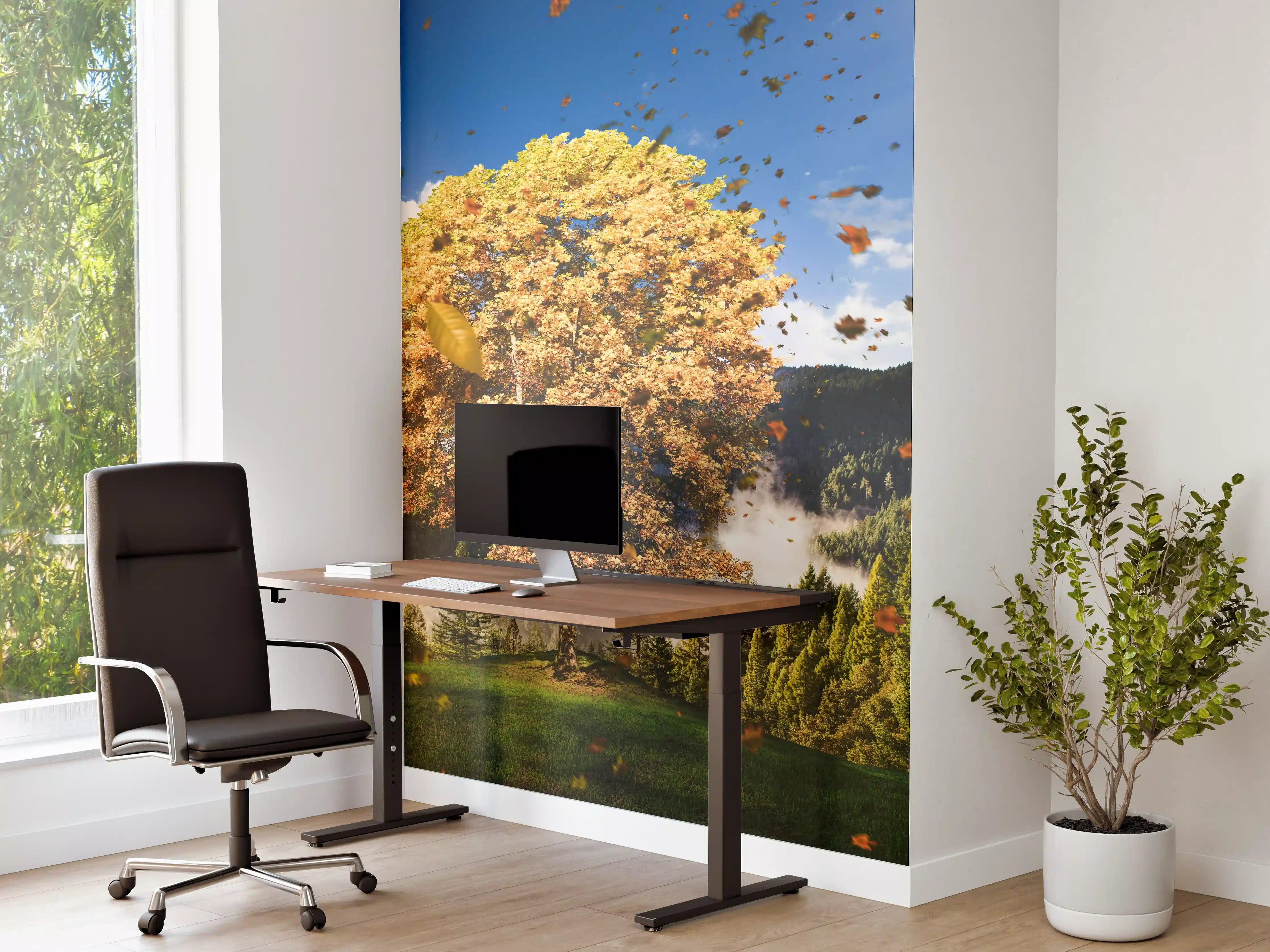 Büro Wandgestaltung - Einzelner Herbst Baum im Wald bei Wind