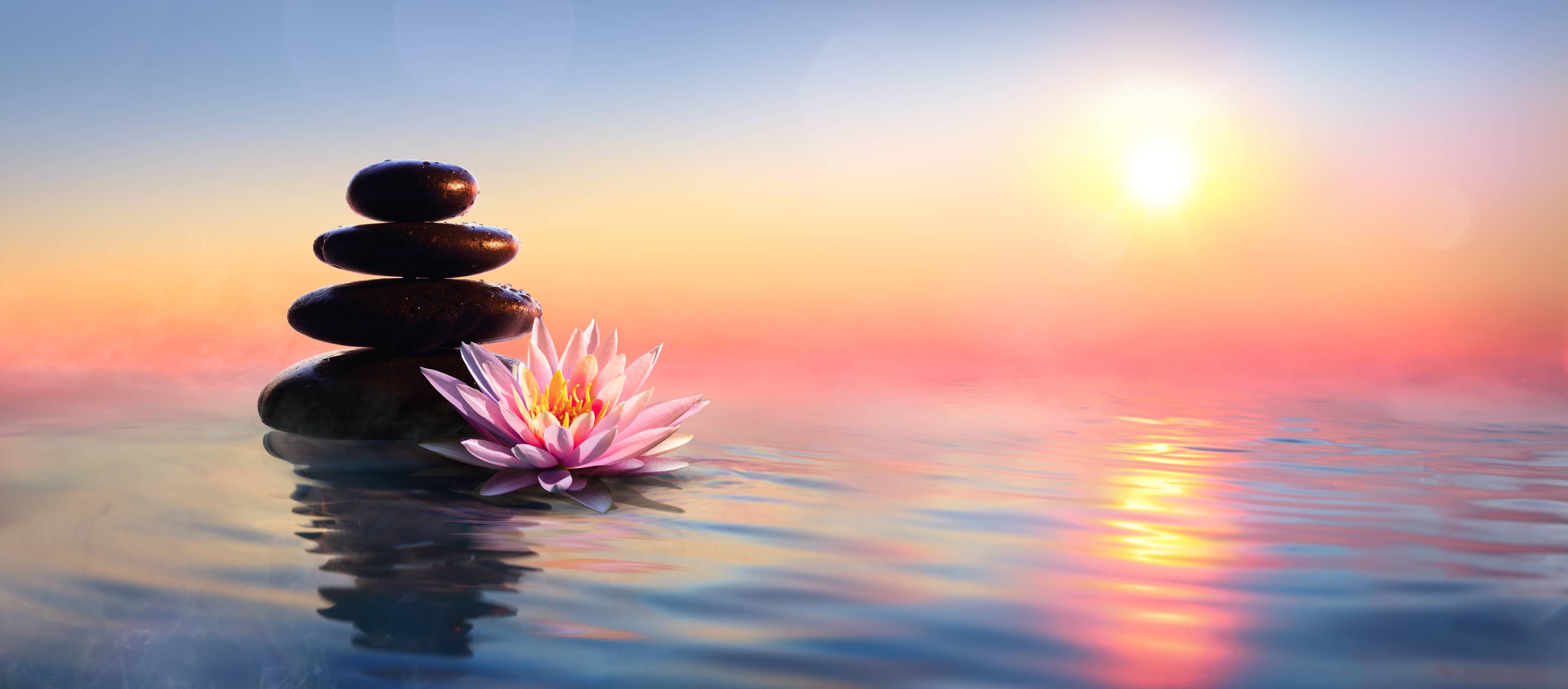 Büro Wandgestaltung-Entspannende Zen-Steine am Wasser bei Sonnenuntergang