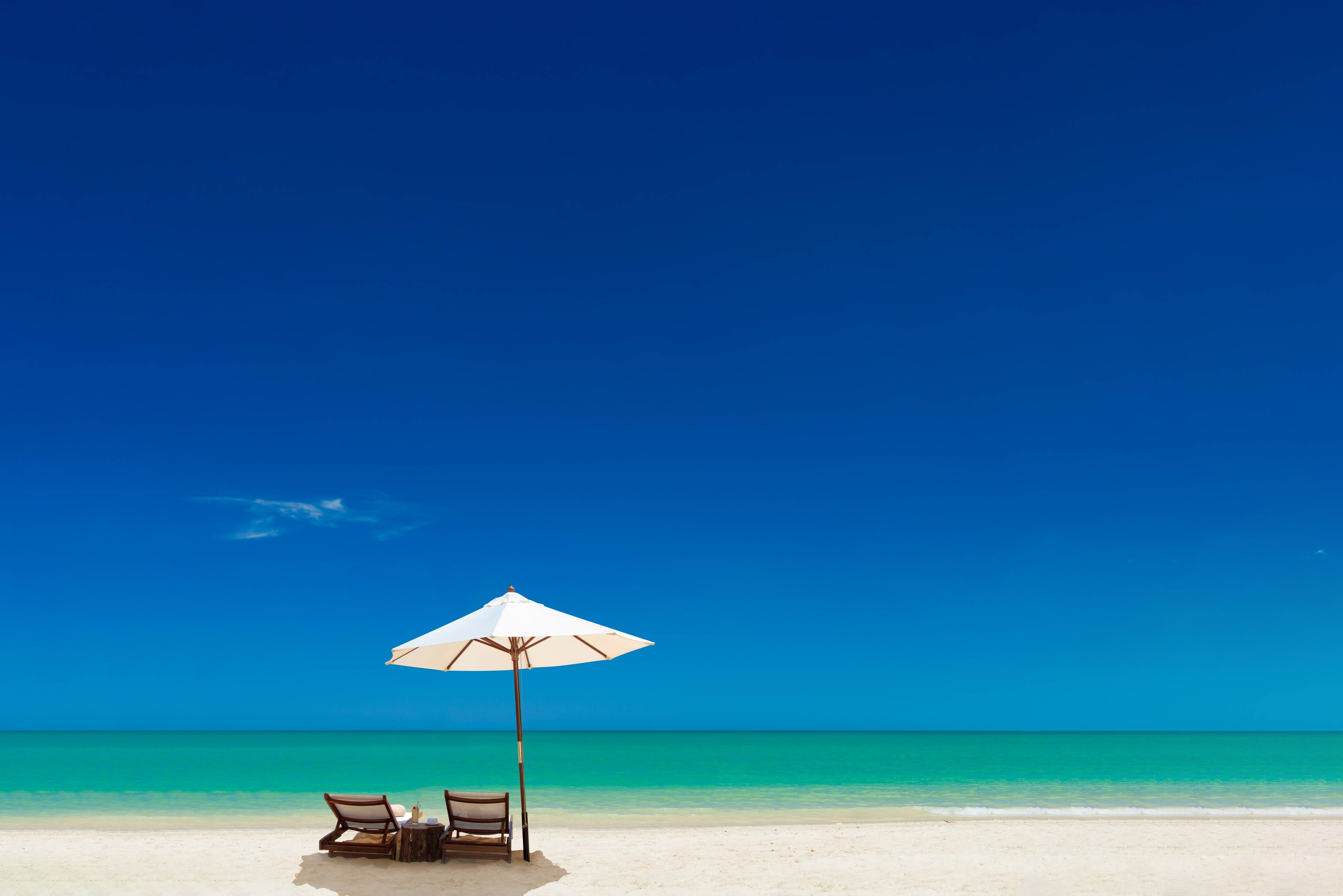 Büro Wandgestaltung-Entspannender Strand mit Sonnenschirm