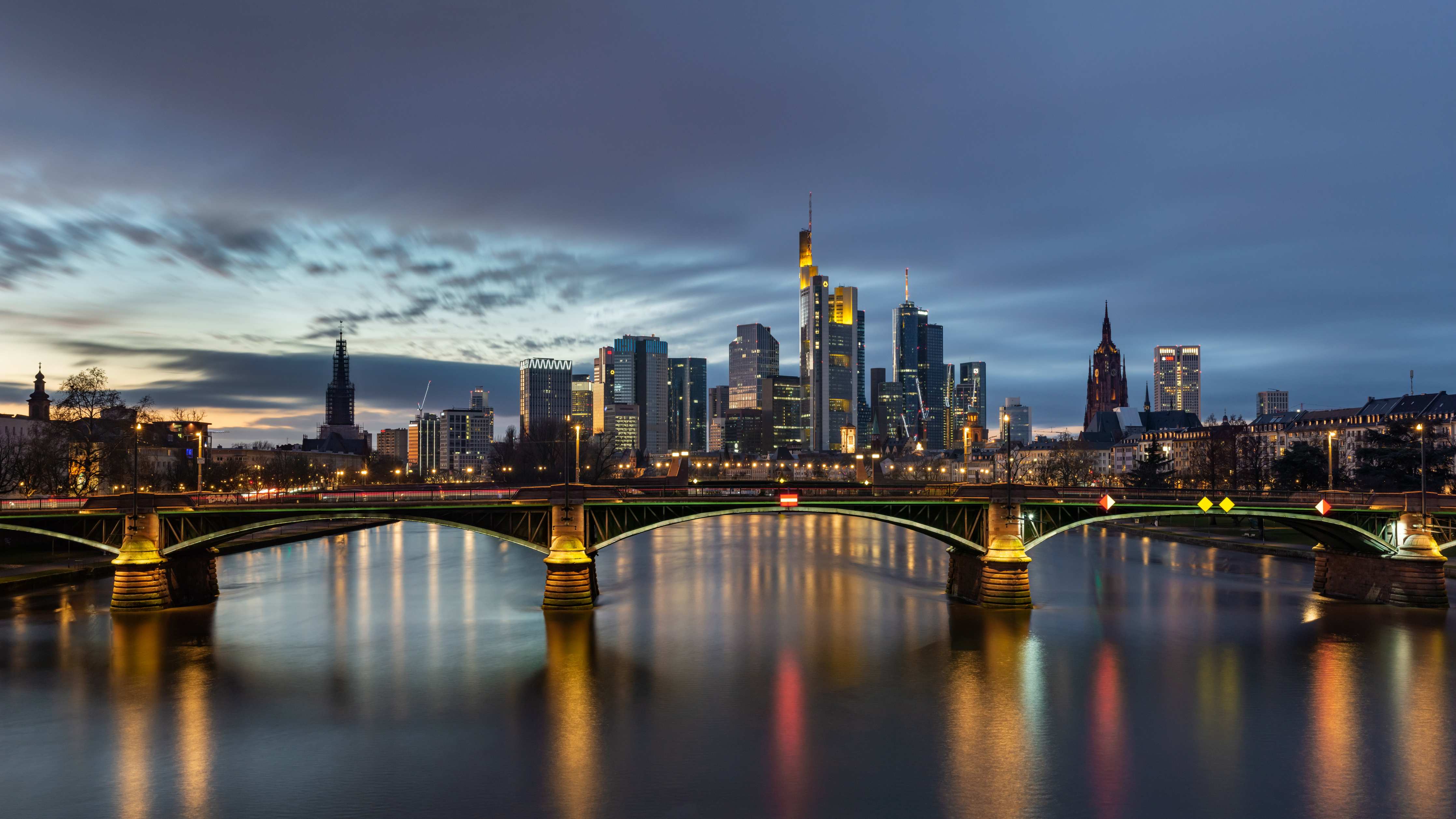 Büro Wandgestaltung-Flussansicht in der Dämmerung von Frankfurt
