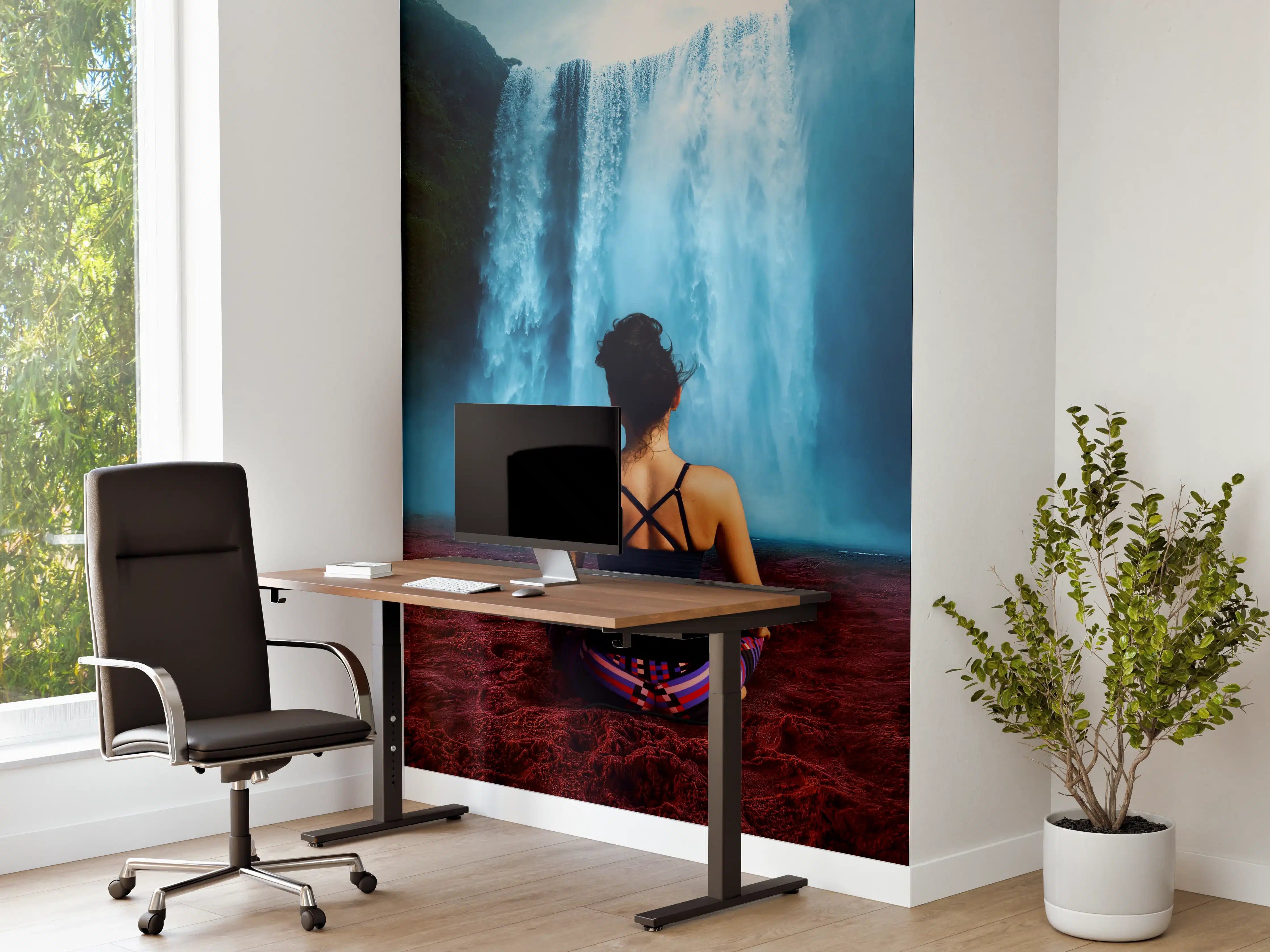 Büro Wandgestaltung - Frau meditierend vor traumhaften Wasserfall
