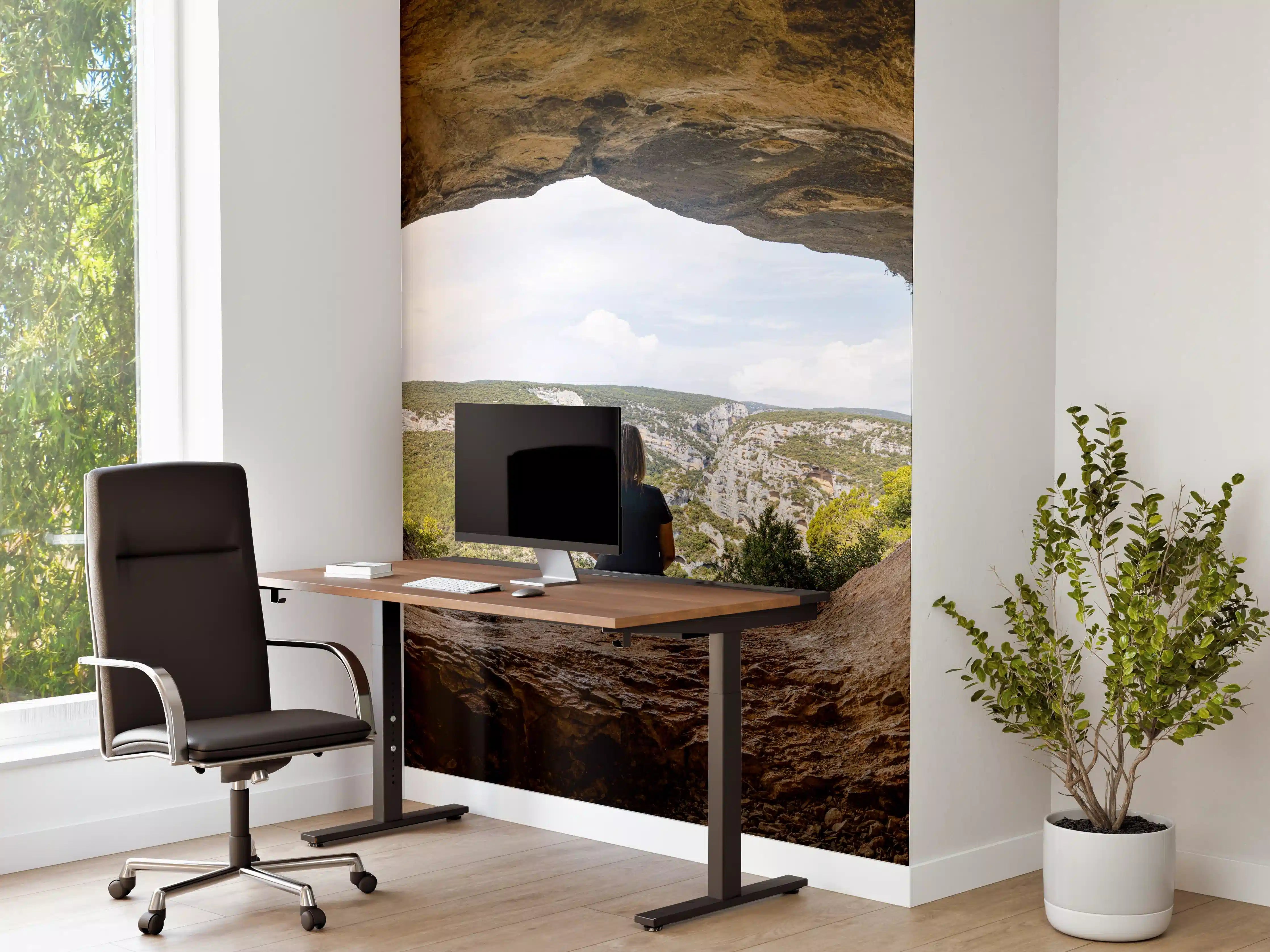 Büro Wandgestaltung - Frau sitzend in Berghöhle mit Blick auf Landschaft