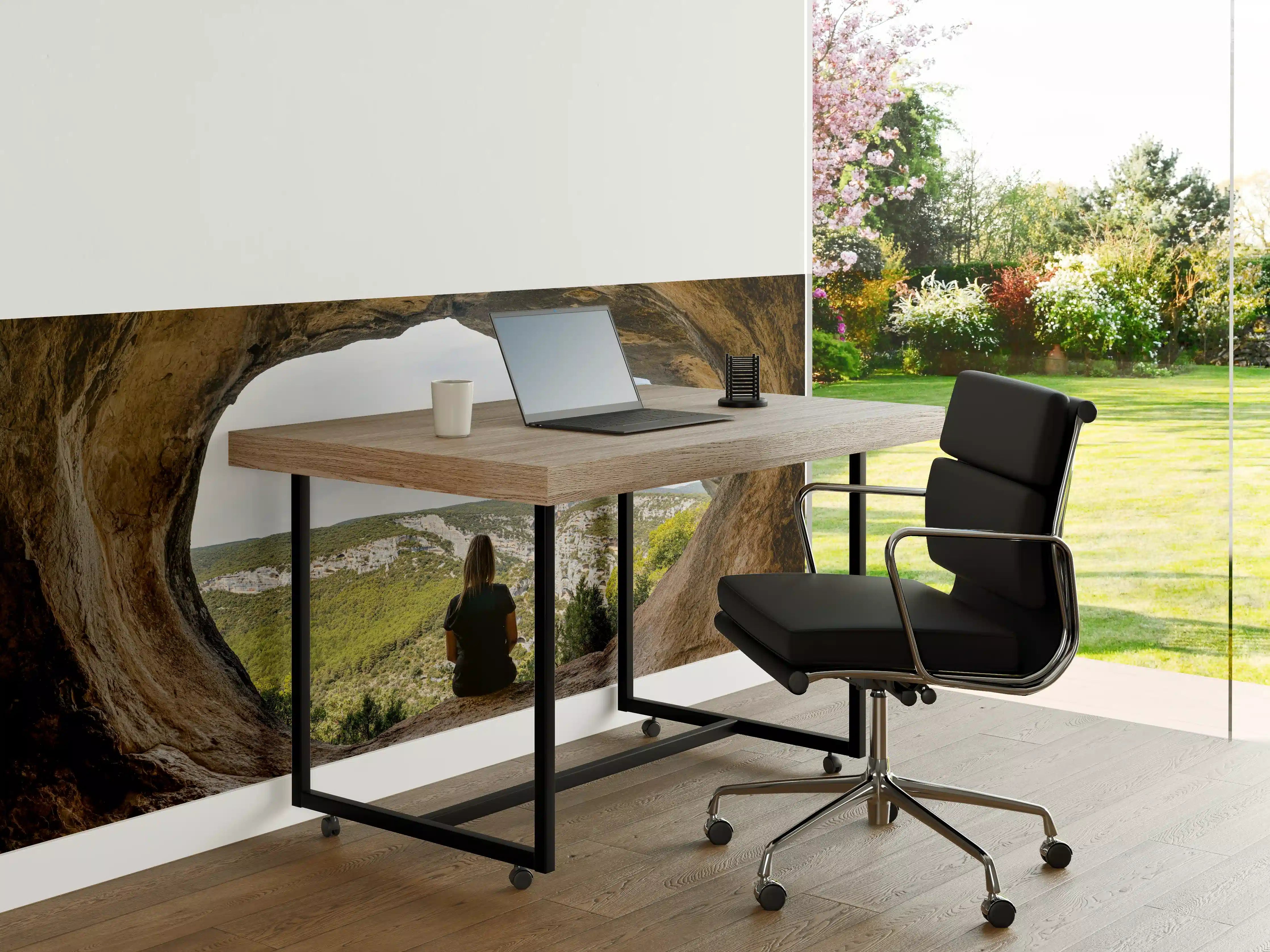 Büro Wandgestaltung - Frau sitzend in Berghöhle mit Blick auf Landschaft