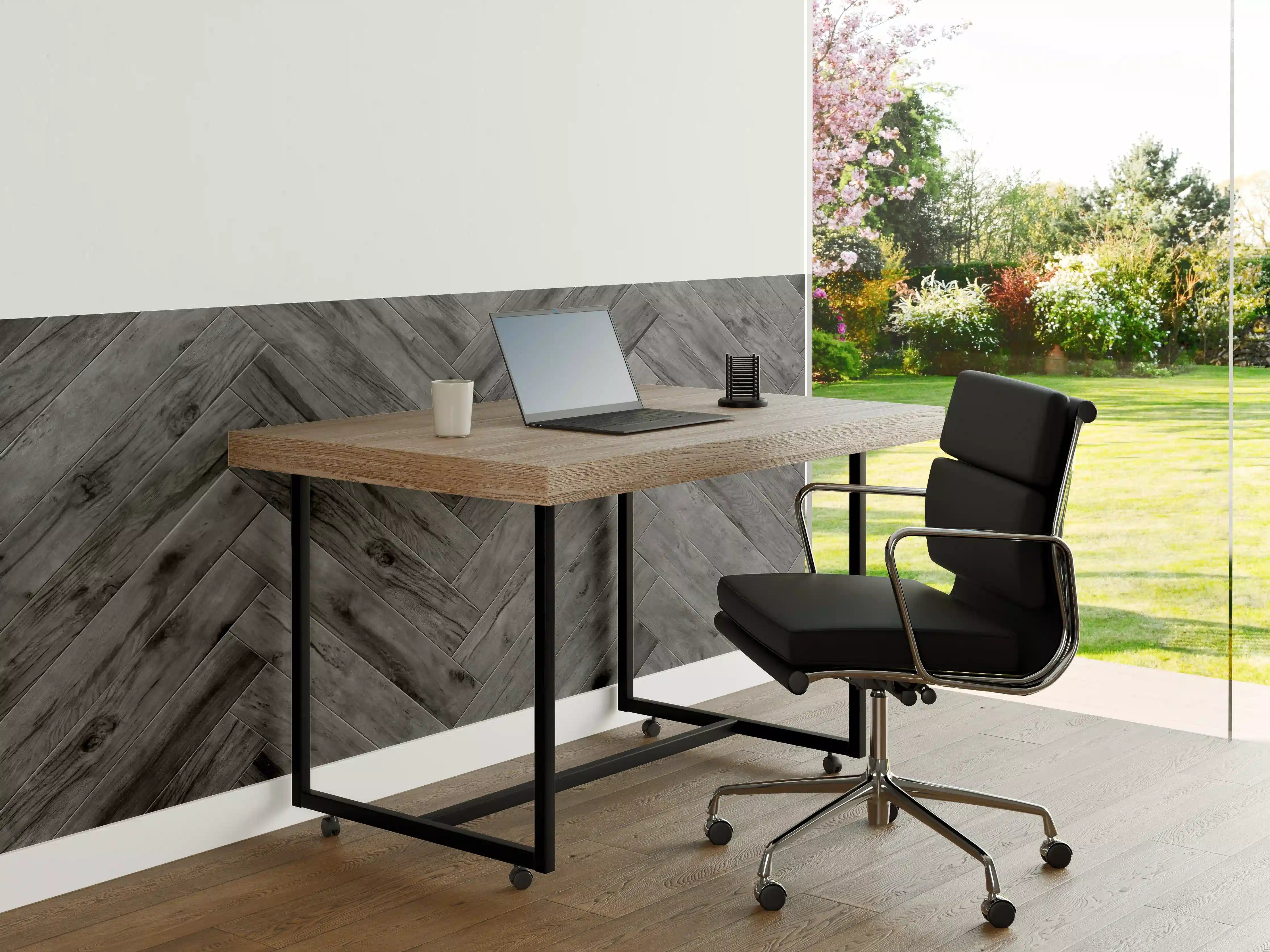 Büro Wandgestaltung - Gräuliches Holzparkett mit Fischgrätenmuster