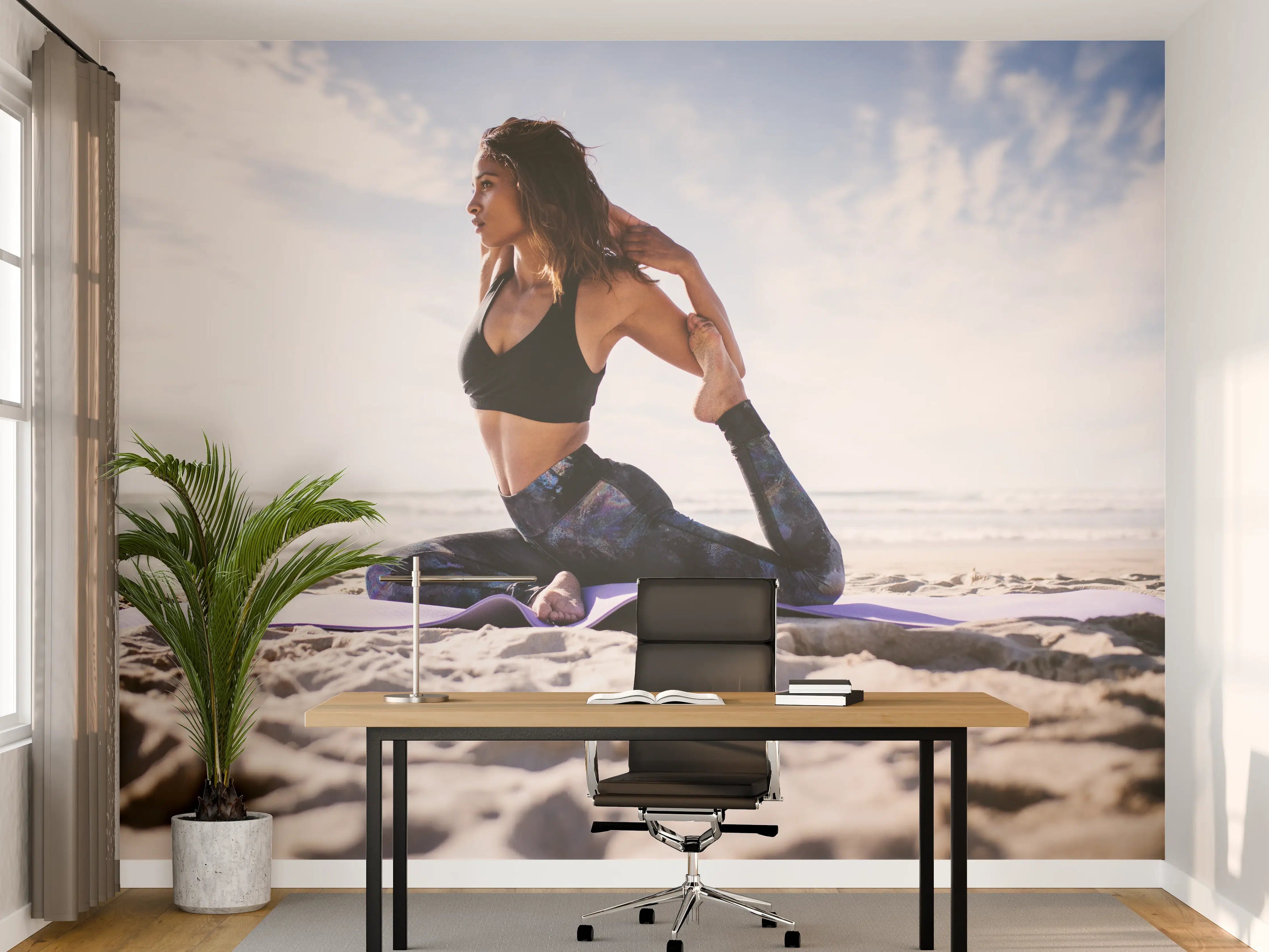 Büro Wandgestaltung - Junges Mädchen in King Pigeon Yoga Pose am Strand