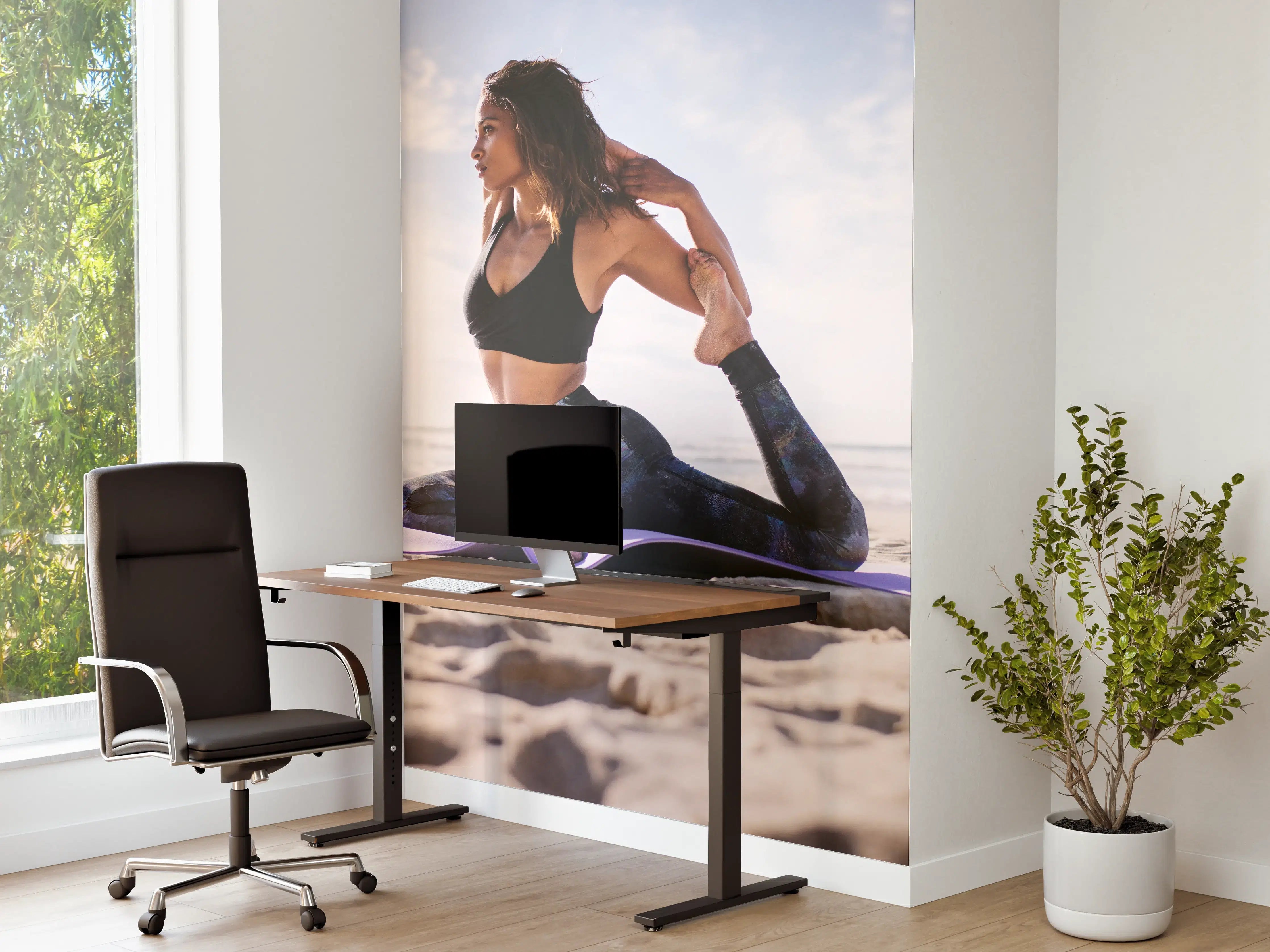 Büro Wandgestaltung - Junges Mädchen in King Pigeon Yoga Pose am Strand