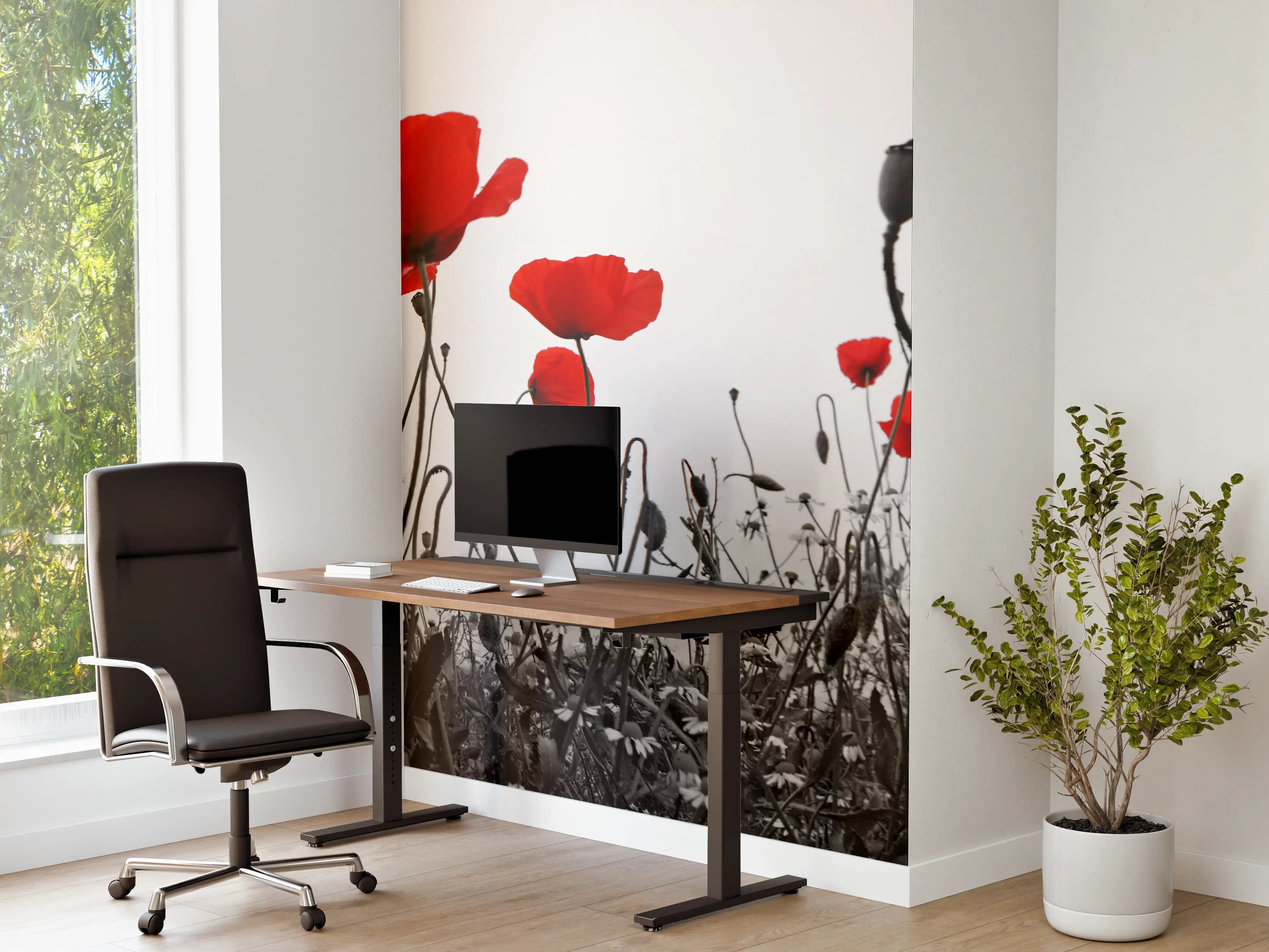 Büro Wandgestaltung - Leuchtend rote Mohnblumen vor grauem Himmel