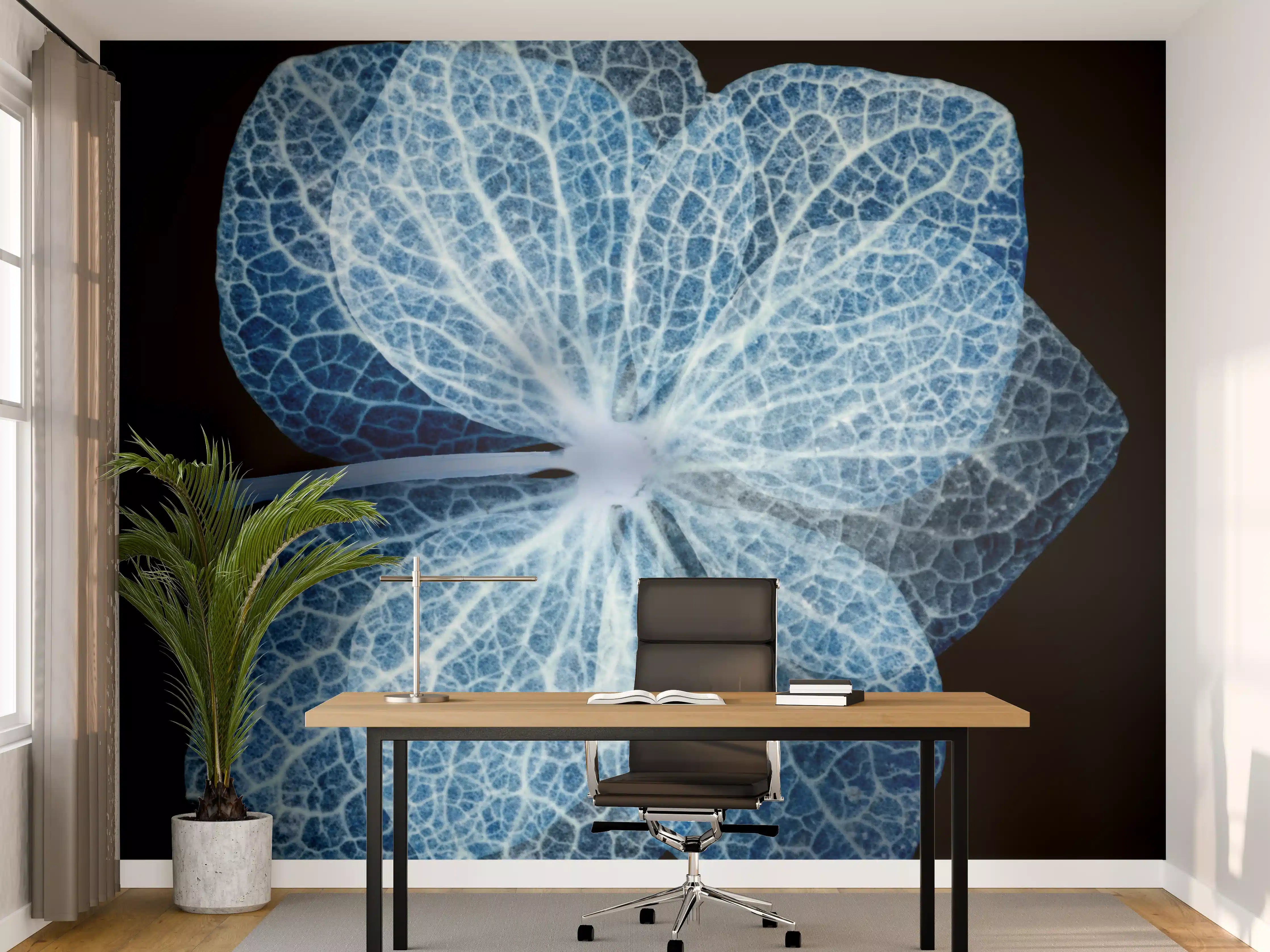 Büro Wandgestaltung - Leuchtende Blume in Cyan mit reflektiertem Muster