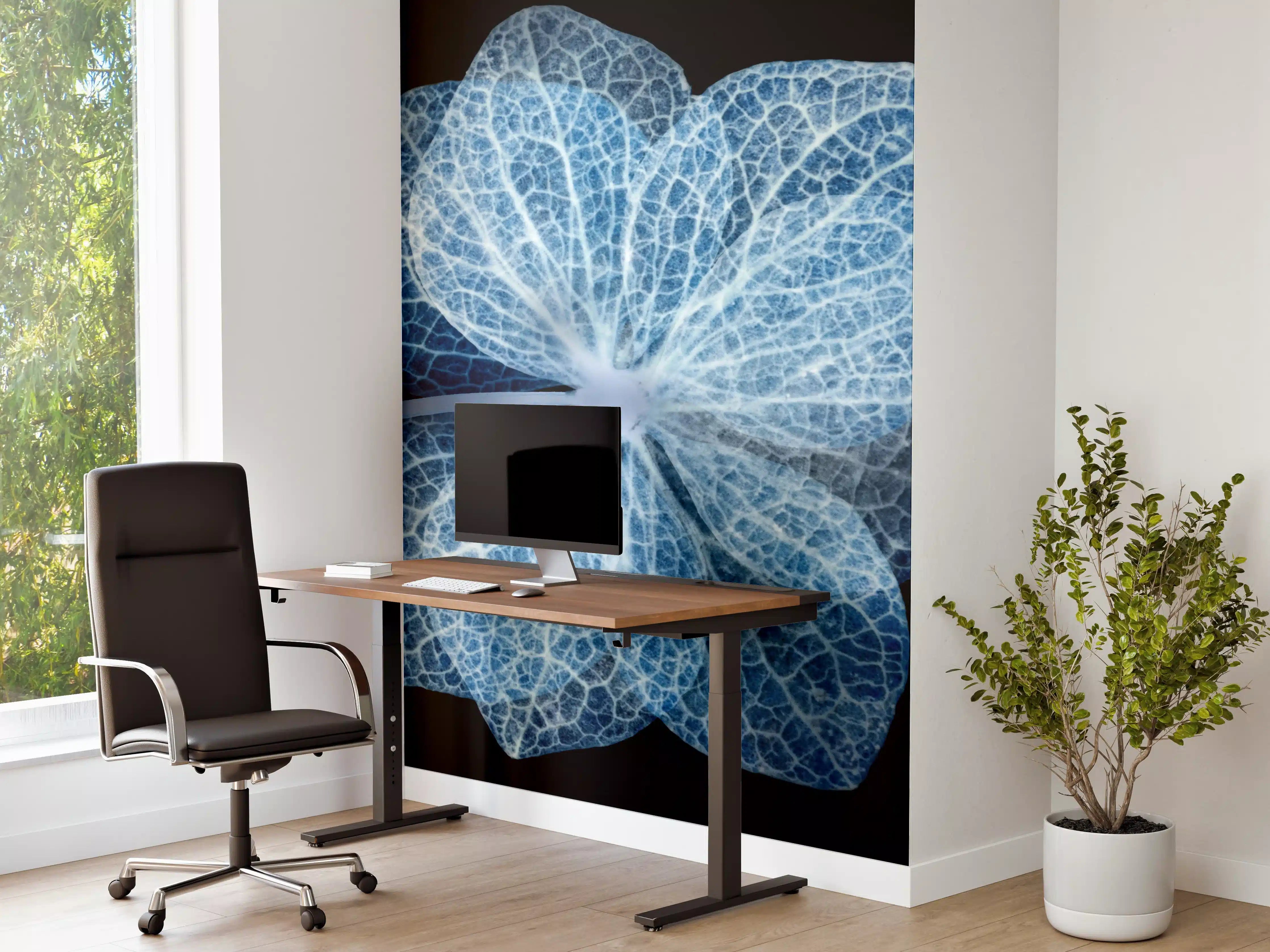 Büro Wandgestaltung - Leuchtende Blume in Cyan mit reflektiertem Muster