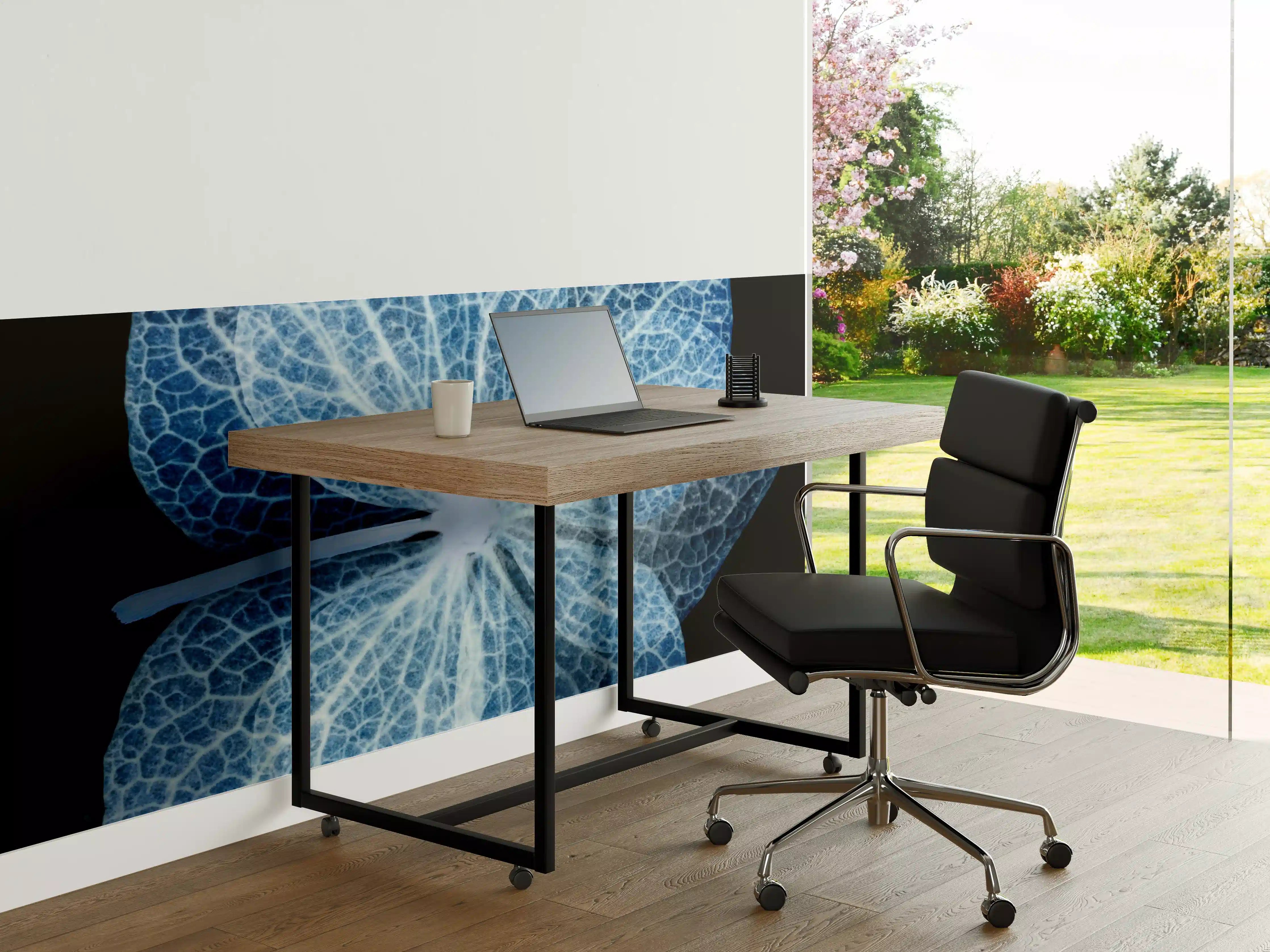 Büro Wandgestaltung - Leuchtende Blume in Cyan mit reflektiertem Muster