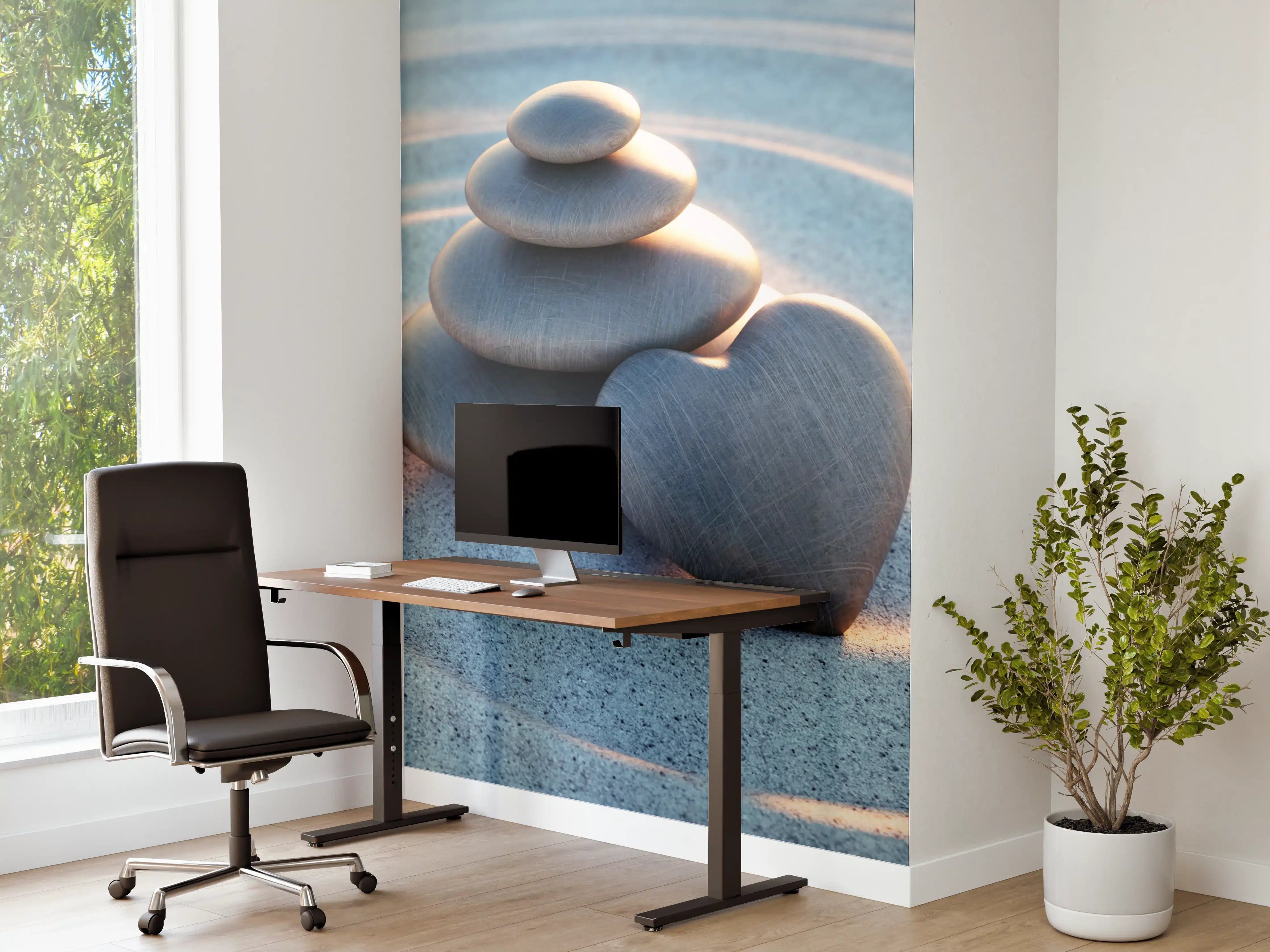 Büro Wandgestaltung - Liebevoller Turm aus Kieselsteinen