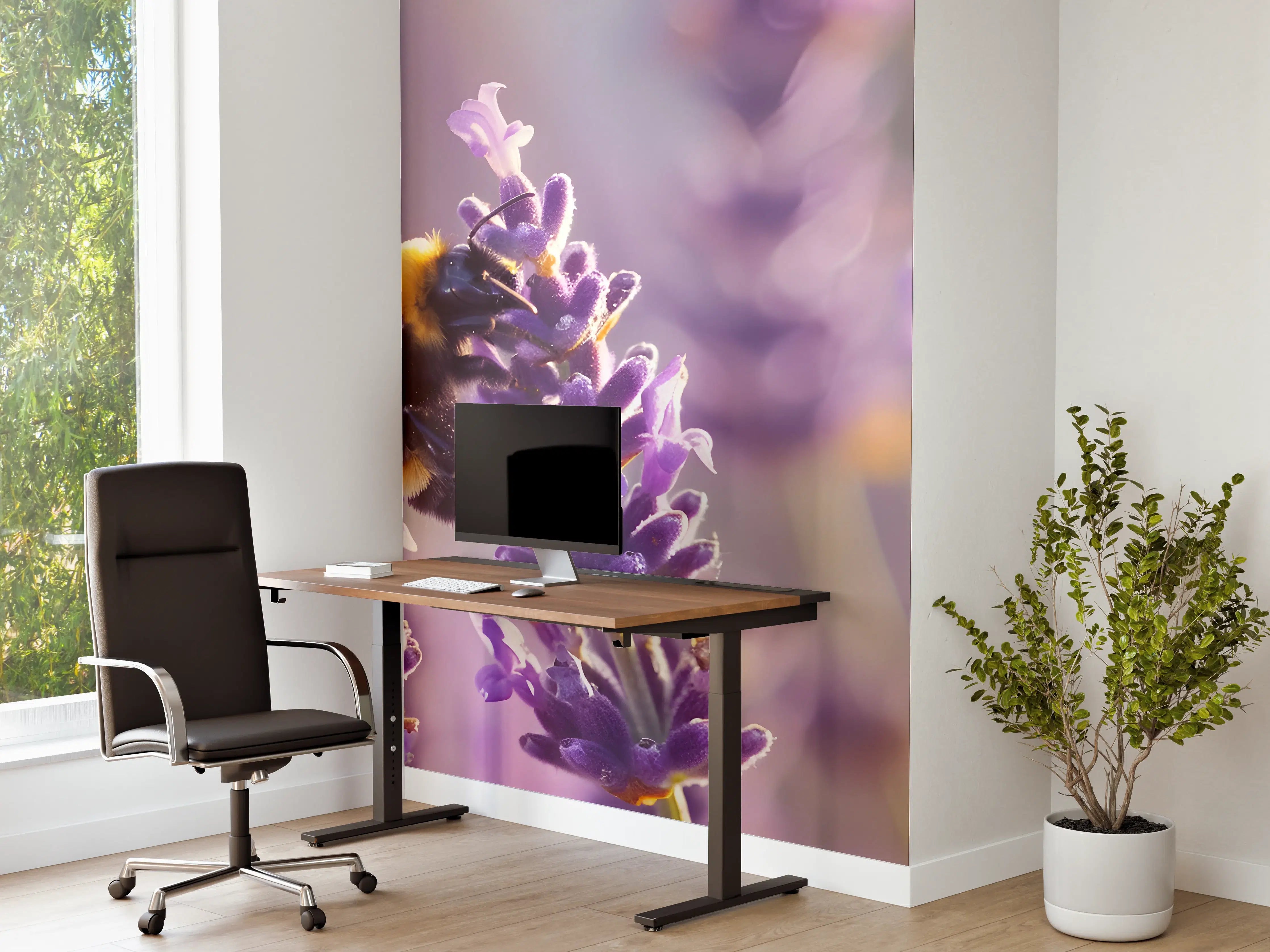 Büro Wandgestaltung - Lila Lavendel mit Hummel