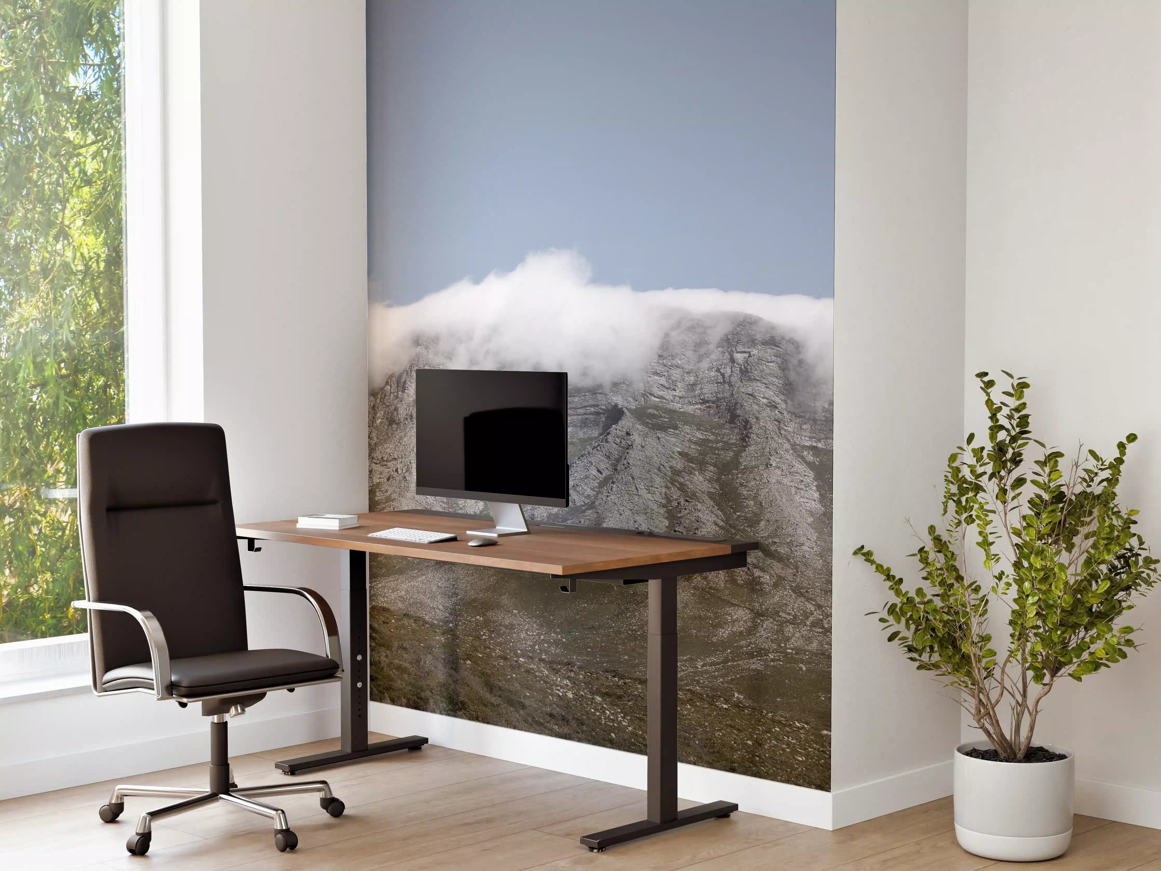Büro Wandgestaltung - Majestätische Bergspitzen im Nebel