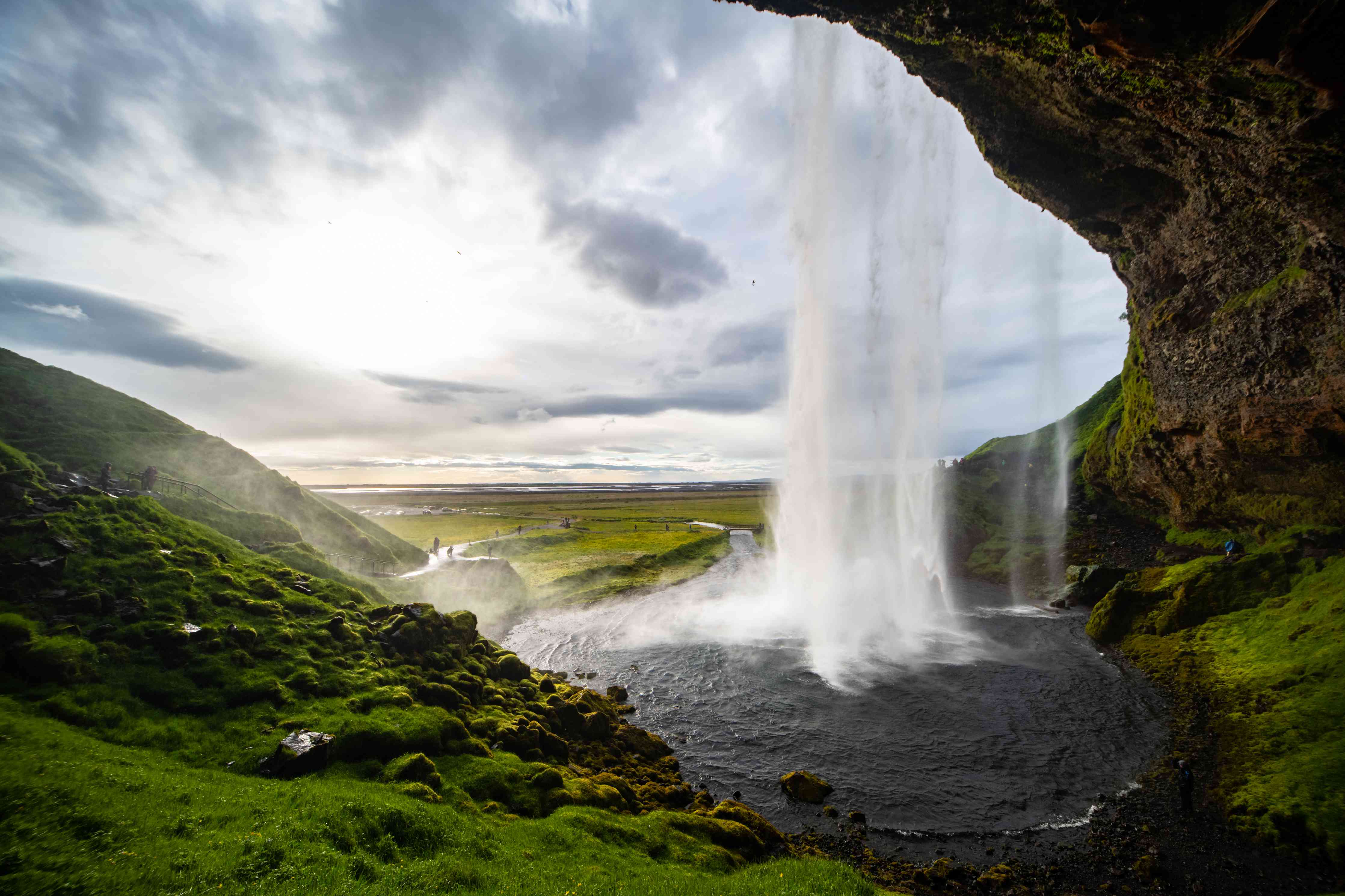 Büro Wandgestaltung-Majestätischer Wasserfall vor bewölktem Himmel