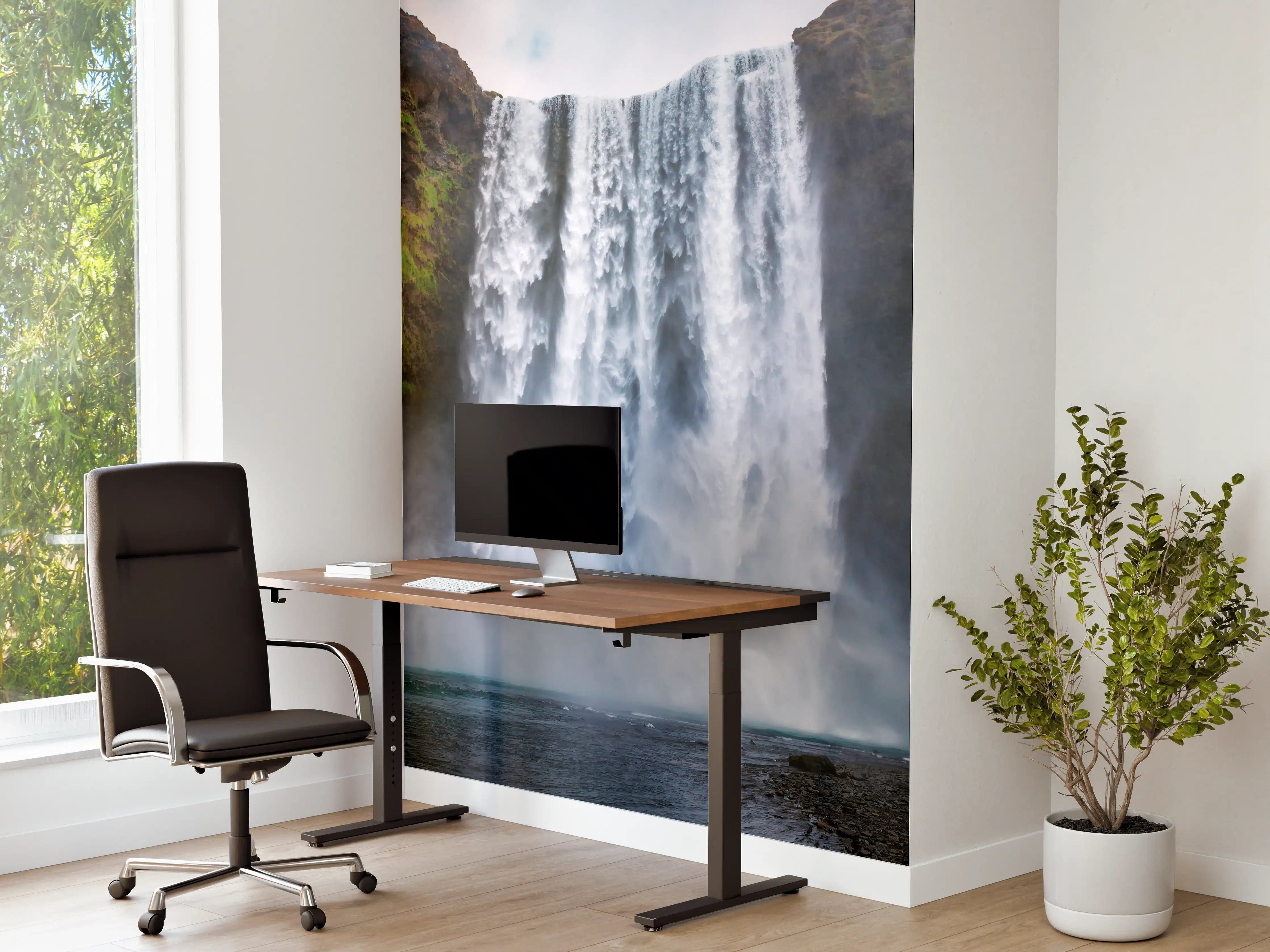 Büro Wandgestaltung - Majestätischer Wasserfall vor grauen Felsen und grünem Grün