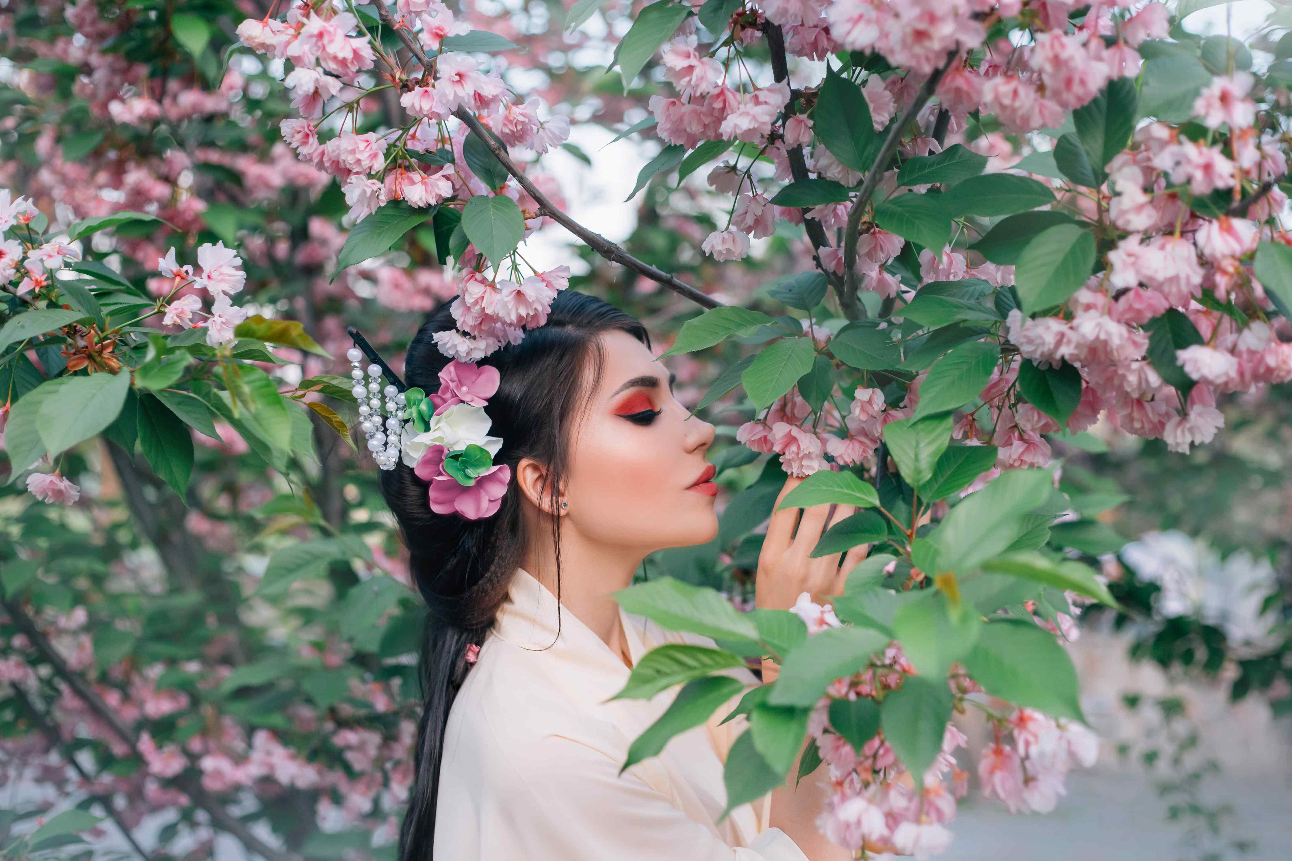 Büro Wandgestaltung-Orientalische Frau in Sakura-Blüten