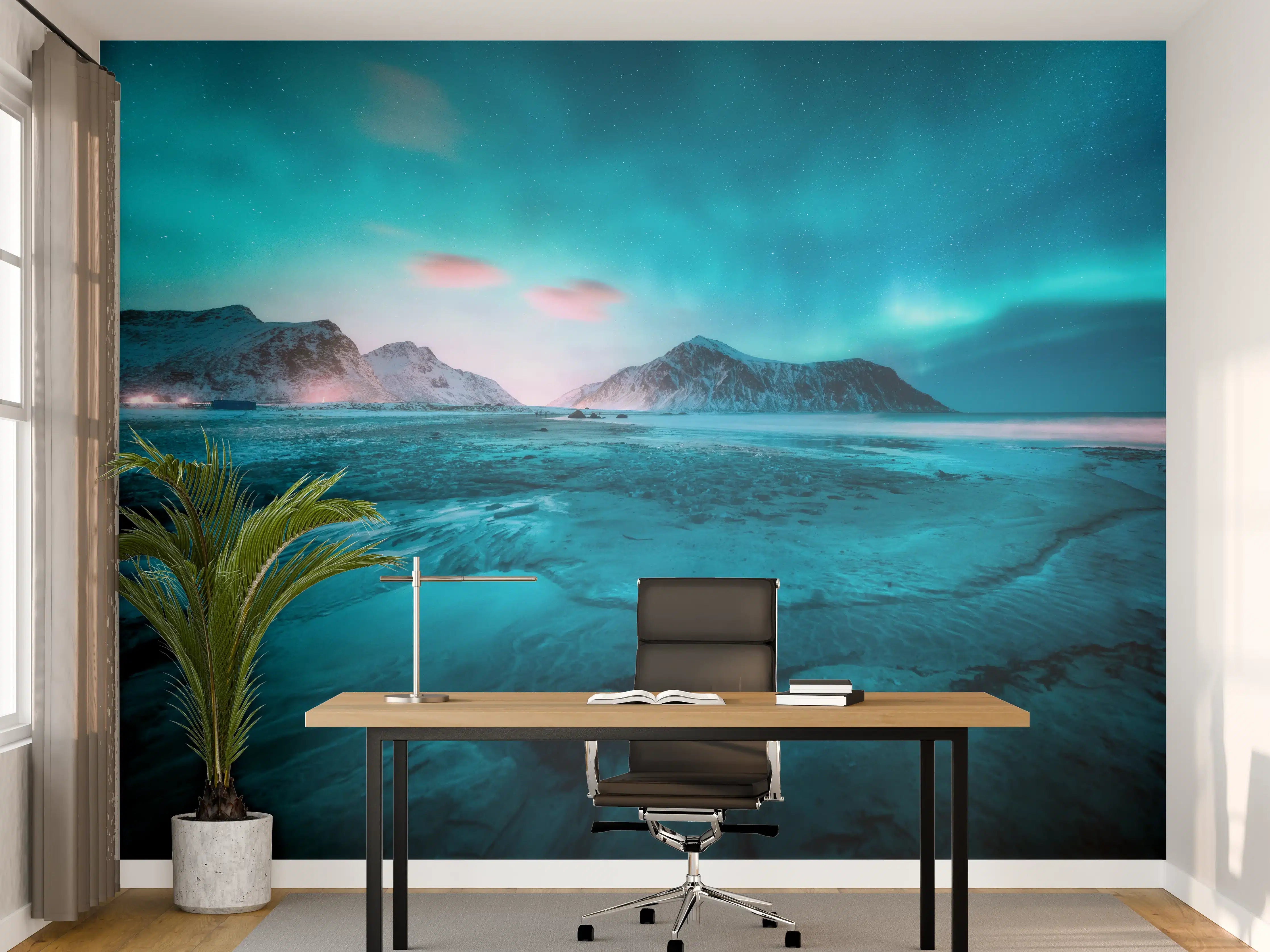 Büro Wandgestaltung - Polarlicht über schneebedeckten Berg mit Sandstrand